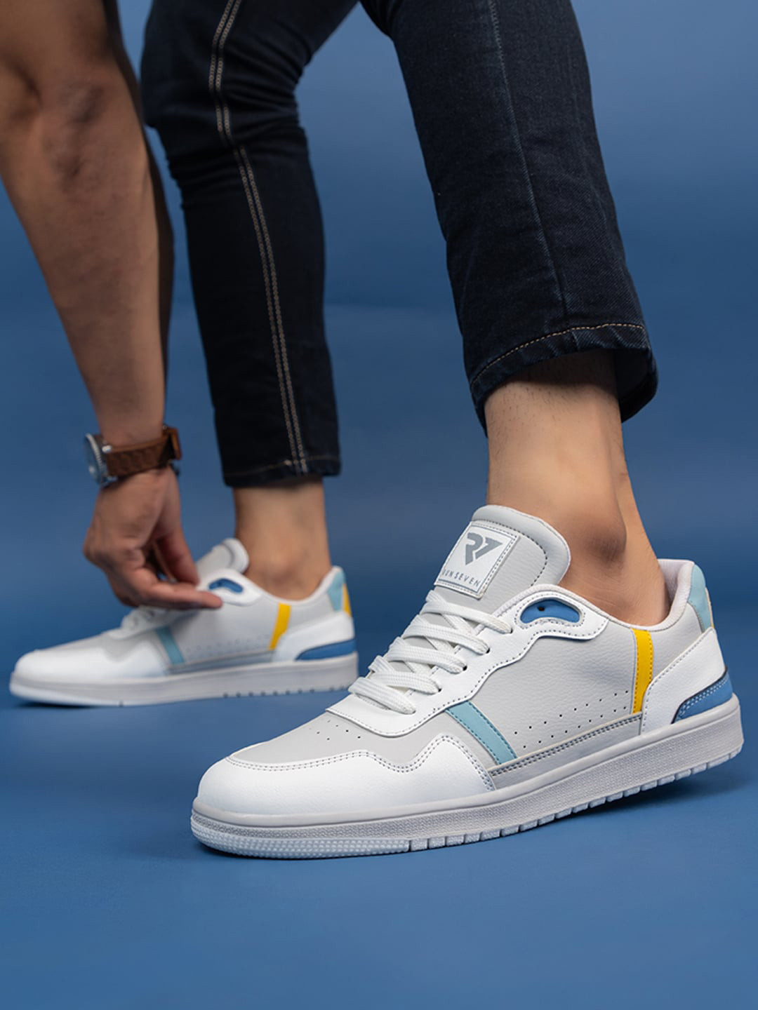 RUN SEVEN Men Textured Lightweight Sneakers