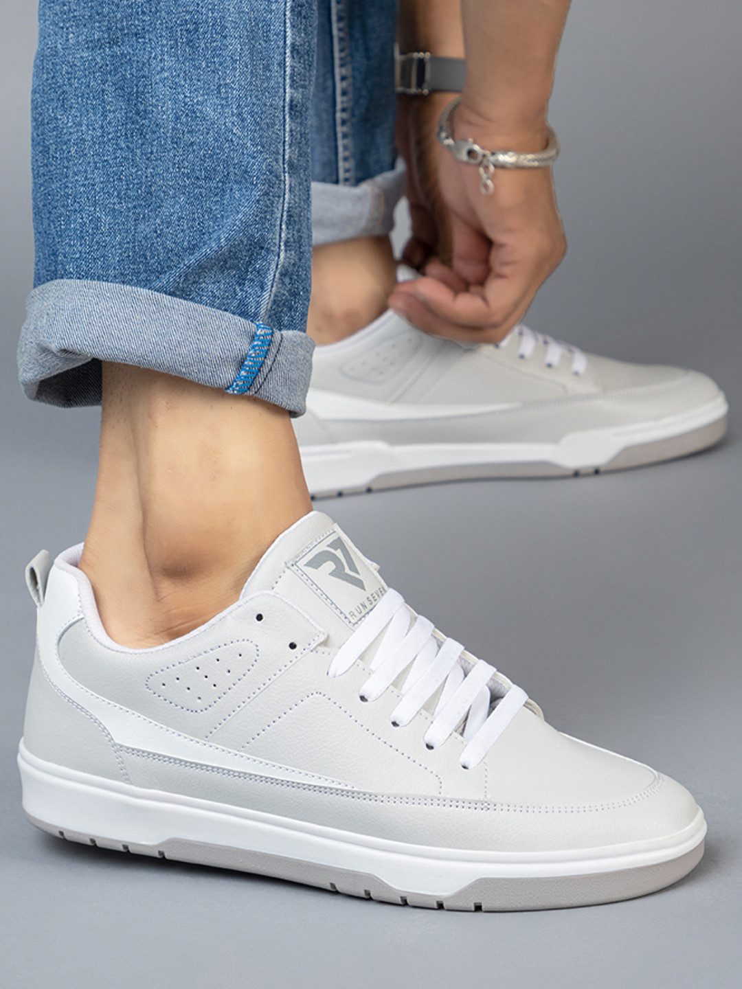RUN SEVEN Men Round Toe Lightweight Sneakers