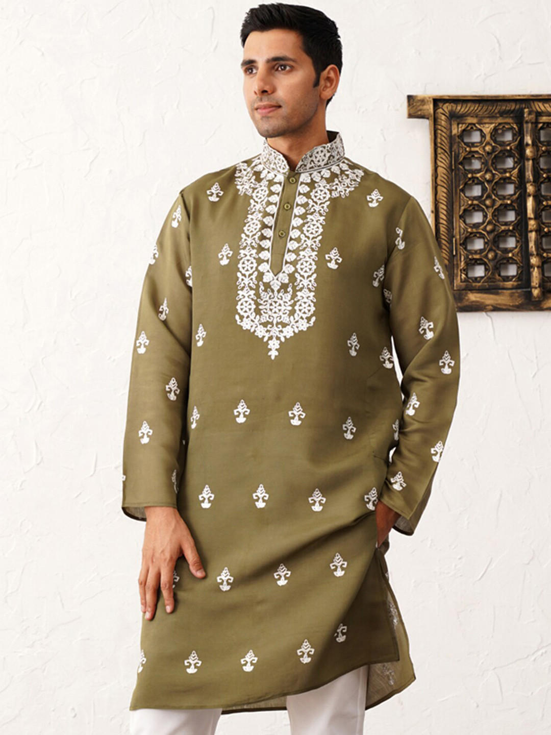 Jompers Floral Embroidered Chikankari Mandarin Collar Cotton Silk Straight Kurta