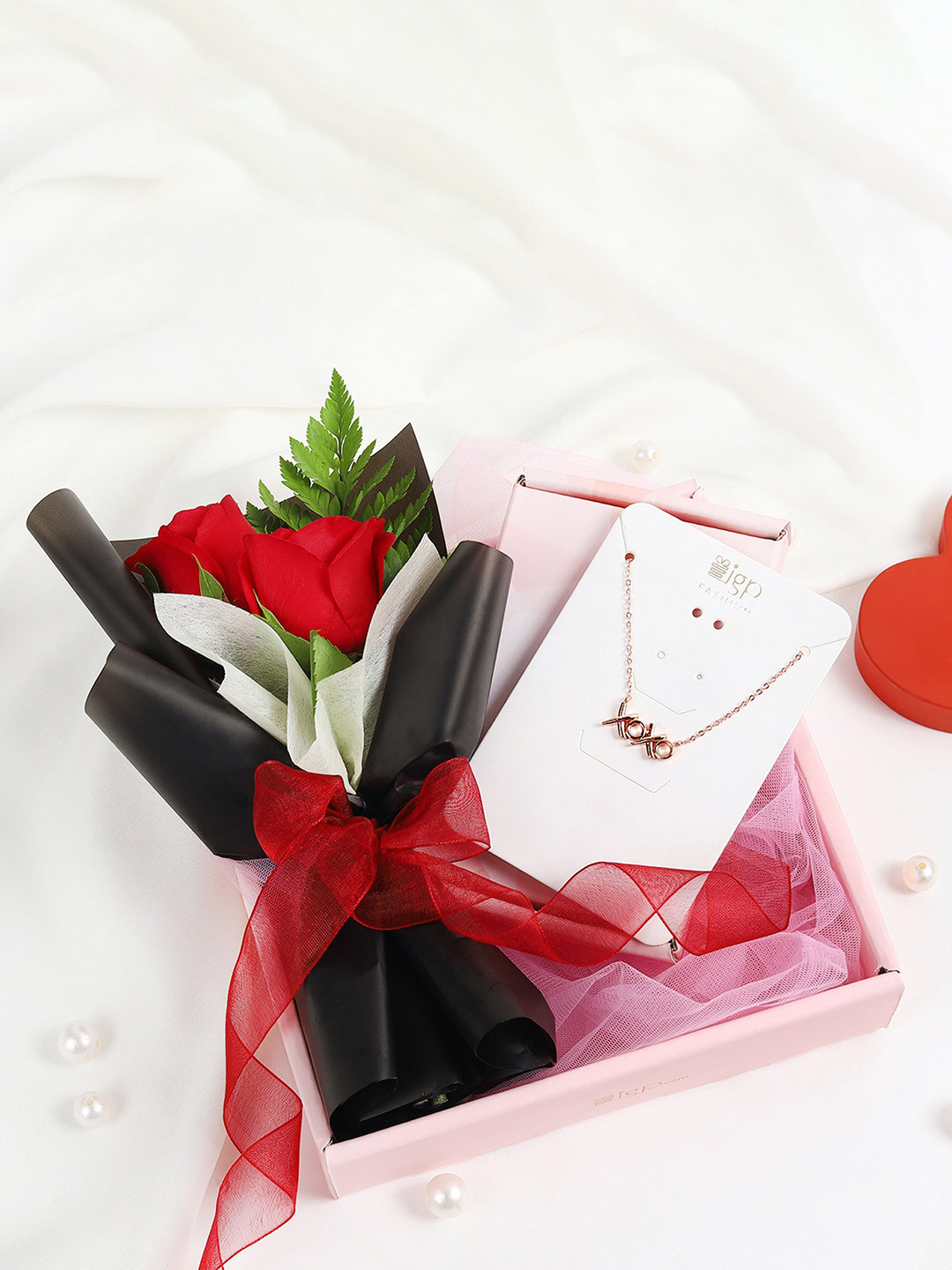 IGP Red Roses Fresh Flowers With Pendant & Chain