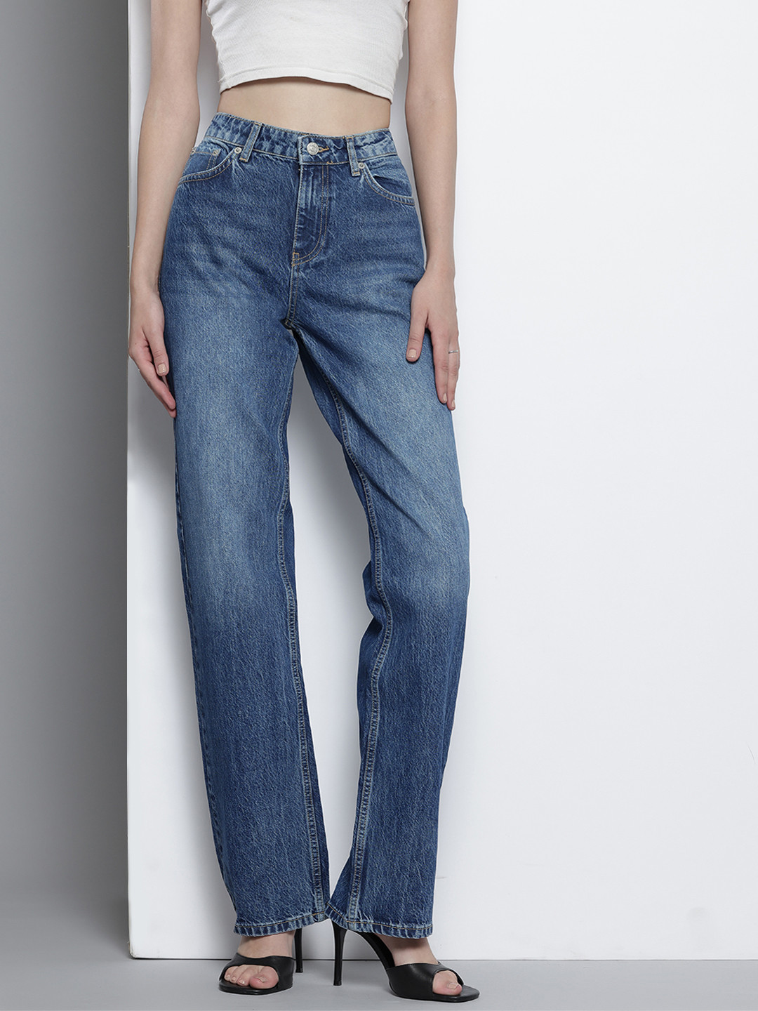 NA-KD Women Straight Fit Mid-Rise Light Fade Pure Cotton Jeans