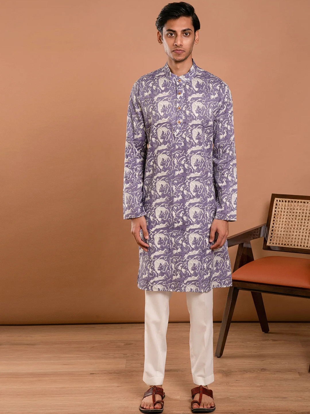 Aaheli Mandarin Collar Animal Printed Regular Pure Cotton Kurta with Pyjamas