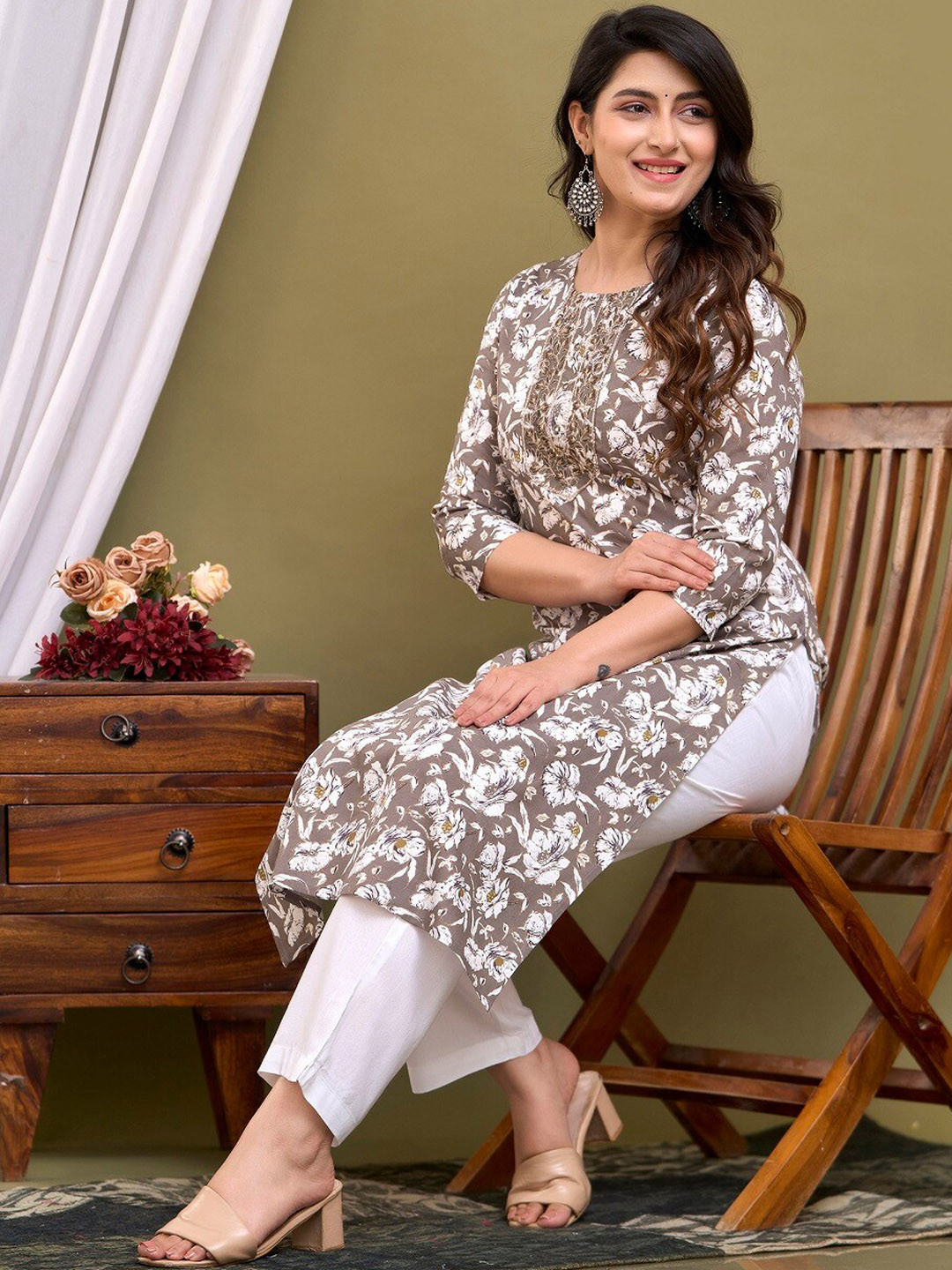 A&K Floral Printed Regular Thread Work Kurta With Trousers