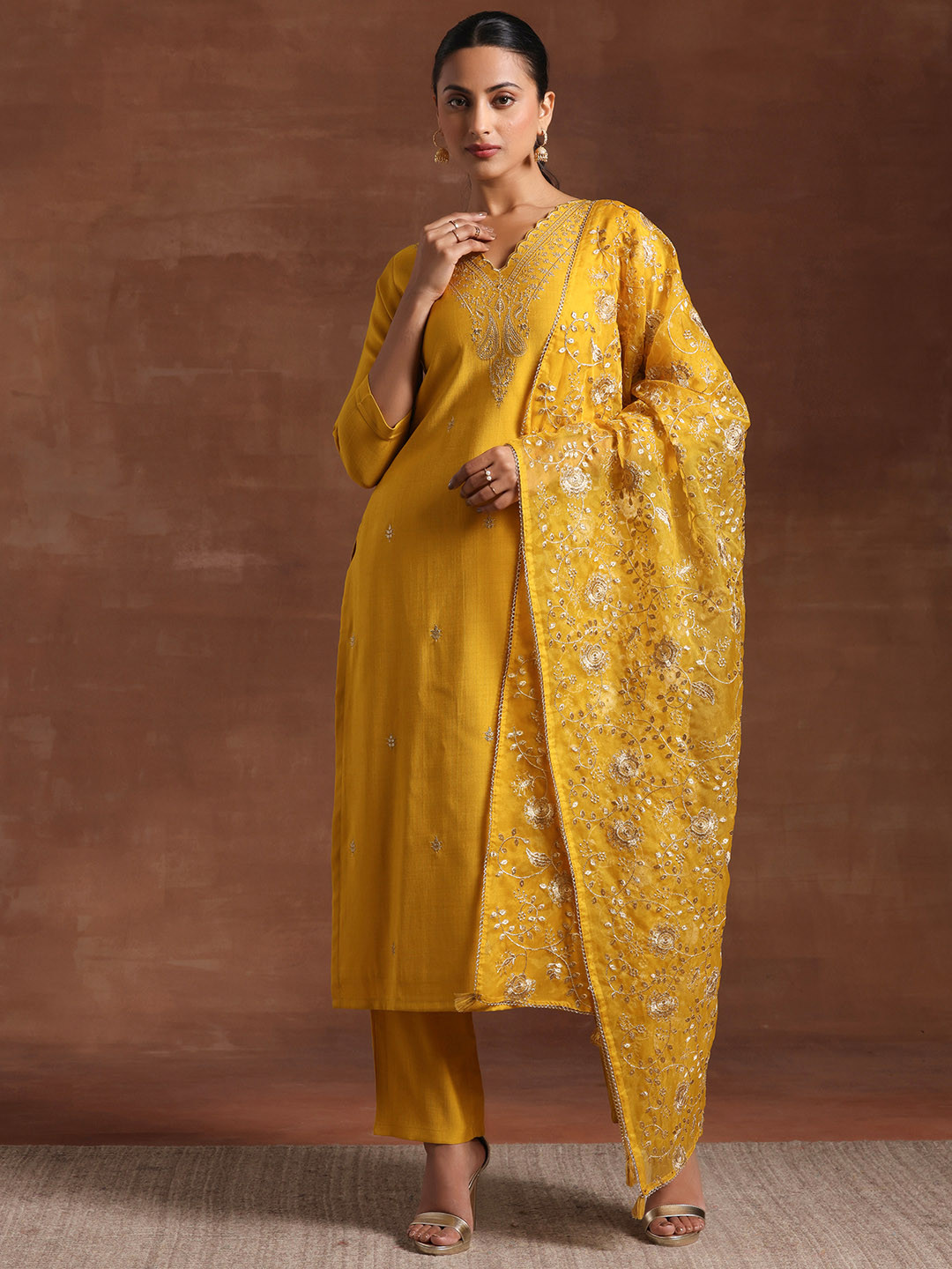 Libas Ethnic Motifs Embroidered V-Neck Three-Quarter Sleeves Kurta Set