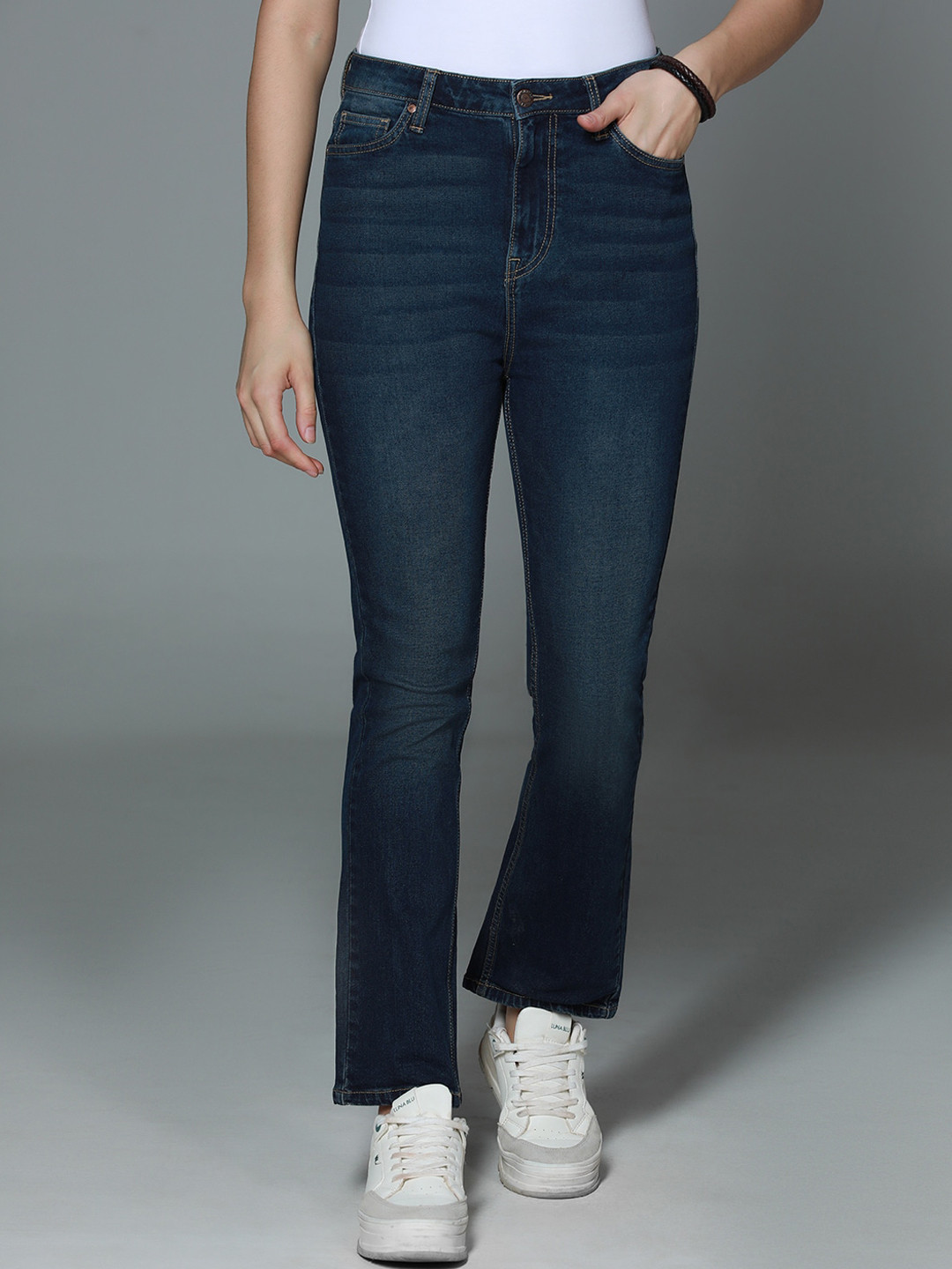 High Star Women Stove Pipe fit High-Rise Clean Look Light Fade Cotton Jeans