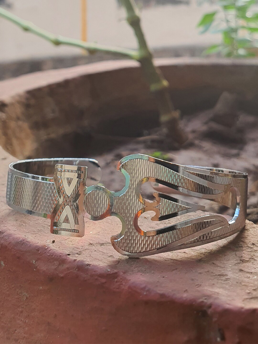 Young & Forever Men Brass Enamelled Brass-Plated Kada Bracelet