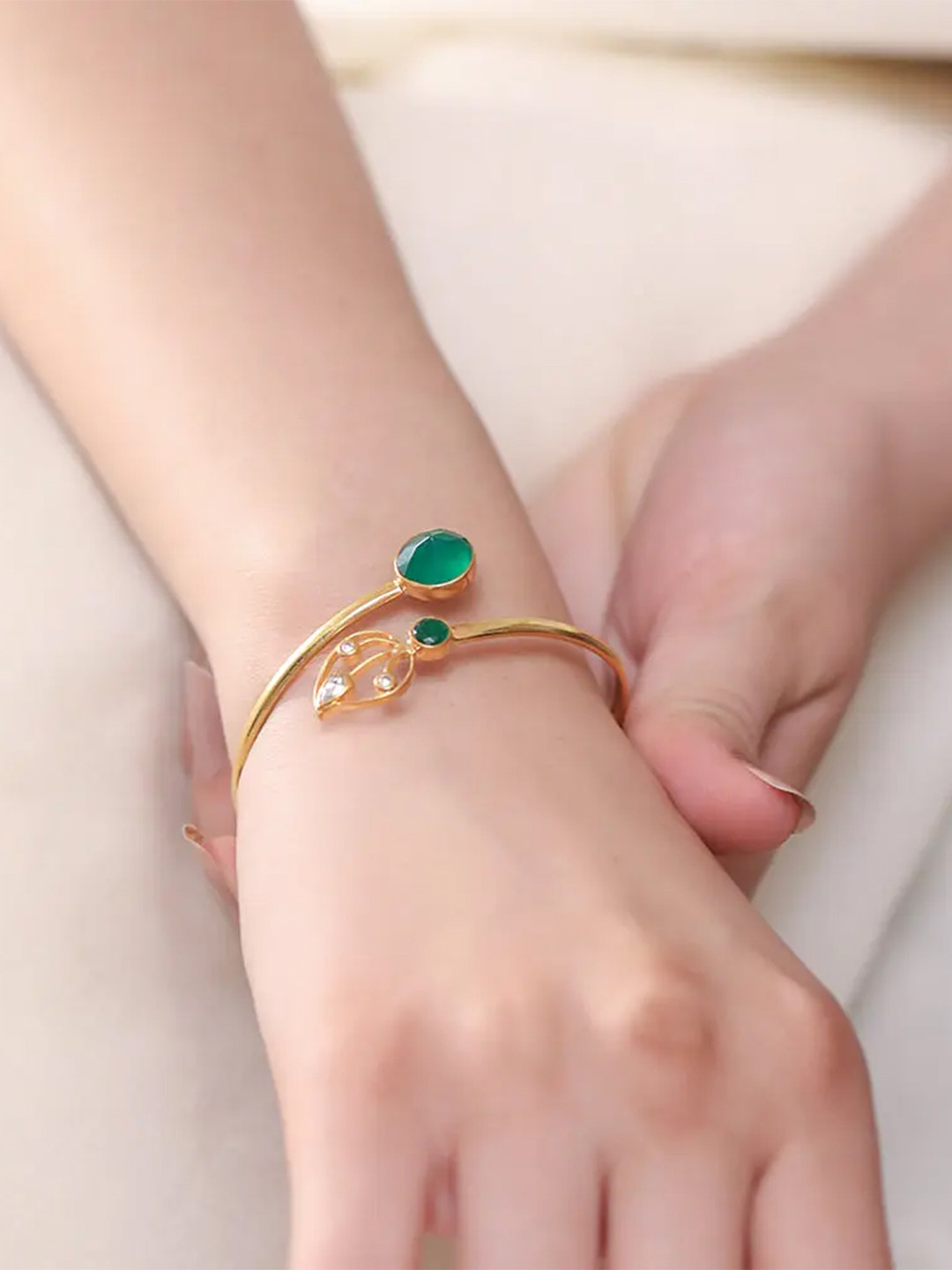 Unniyarcha Gold-Plated Onyx-Studded Bangle