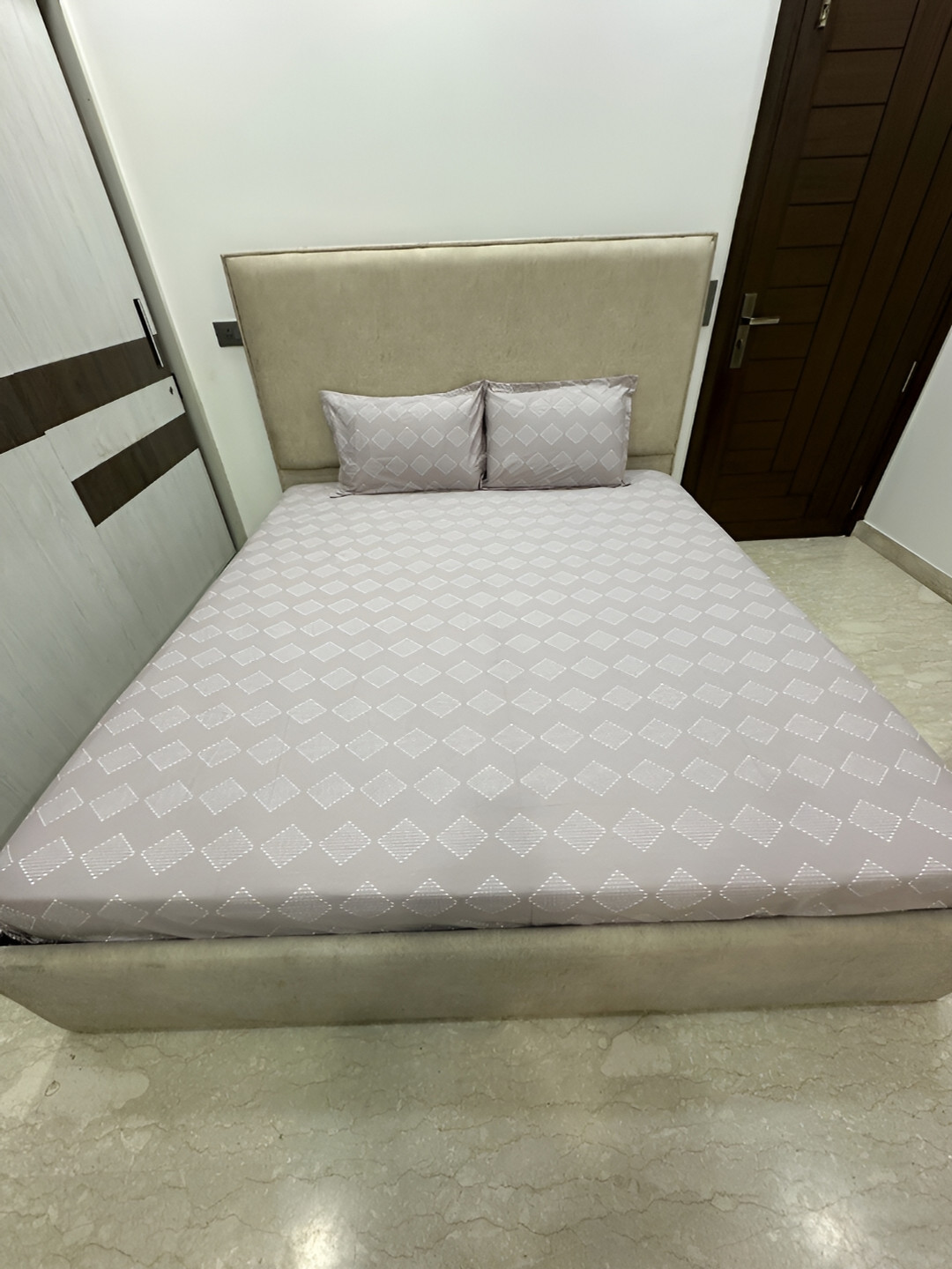 STUDIOHMK Taupe Geometric Cotton 180 TC King Fine Bedsheet with 2 Pillow Covers-108 x 108 inches