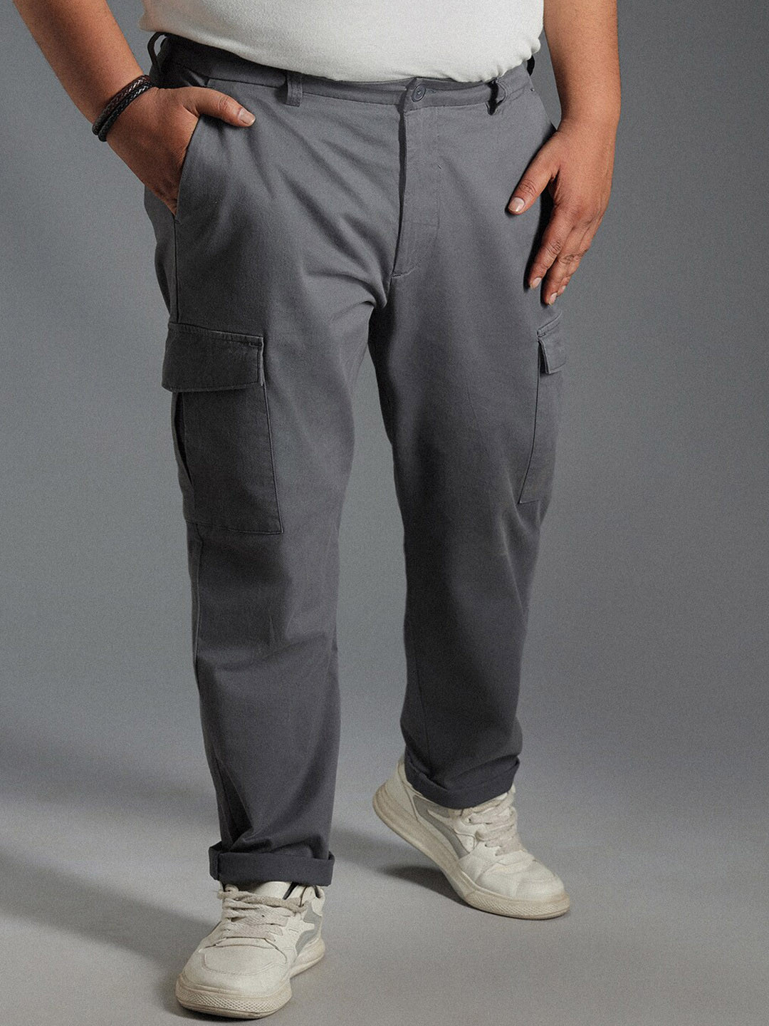 Freeform by High Star Men Relaxed Straight Leg Mid-Rise Plain Slim Fit Cargos Trousers