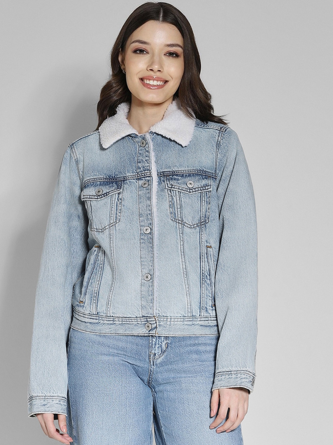 AMERICAN EAGLE OUTFITTERS Washed Spread Collar Faux Fur Trim Cotton Denim Jacket