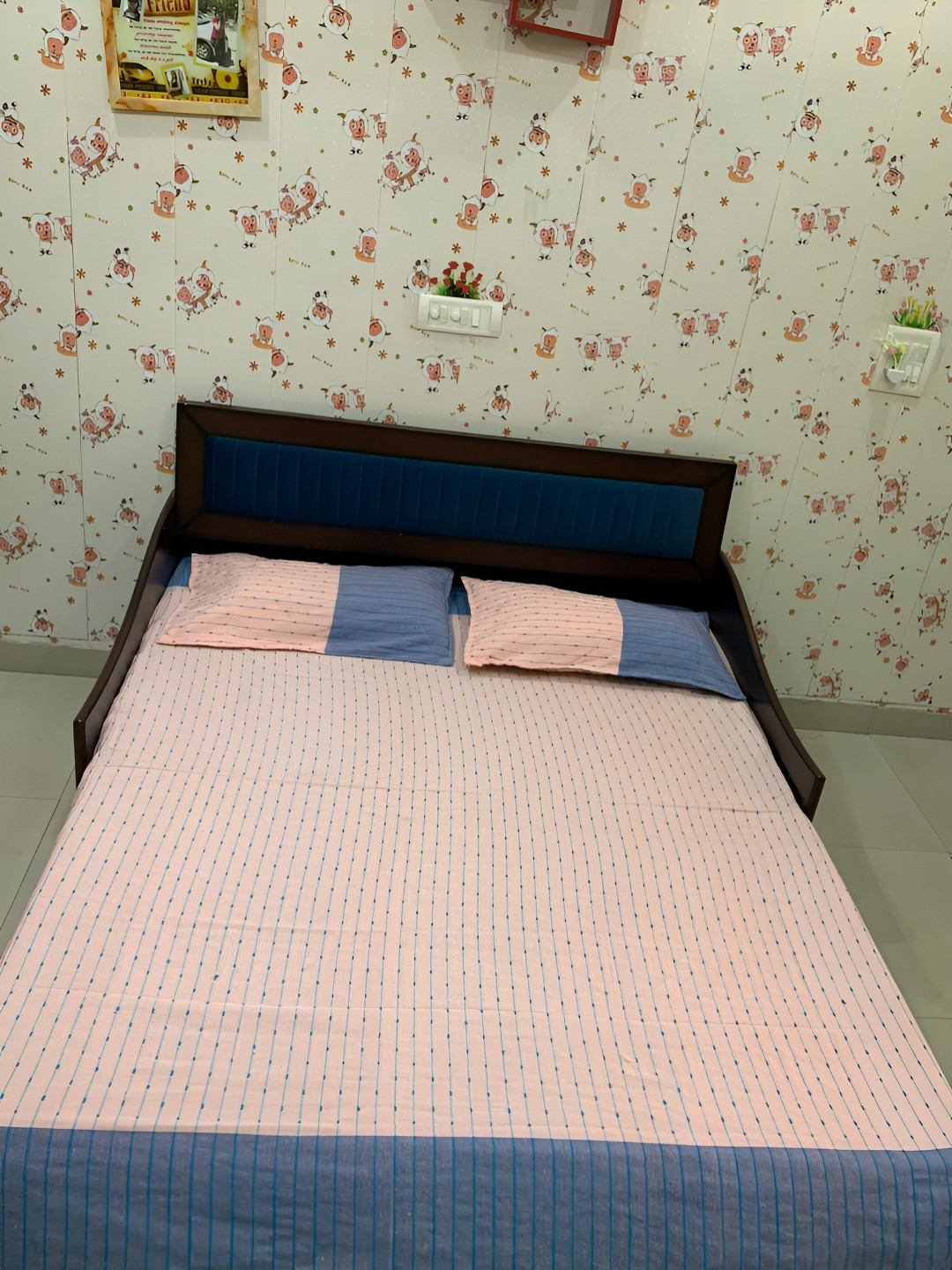 Innovative Edge Premium Peach Geometric Cotton 180 TC King Fine Bedsheet with 2 Pillow Covers-100 x 90 inches