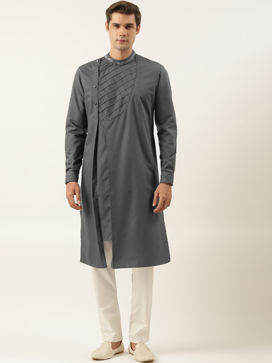 TheEthnic.Co Regular Beads and Stones Long Sleeves Band Collar Cotton Kurta with Pyjamas
