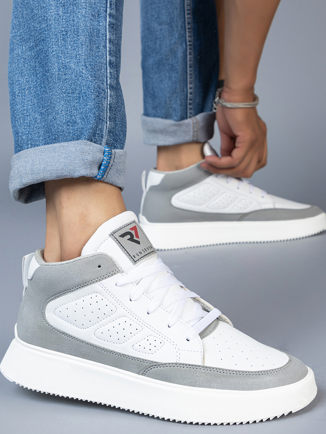 RUN SEVEN Men Perforations Mid-Top Sneakers