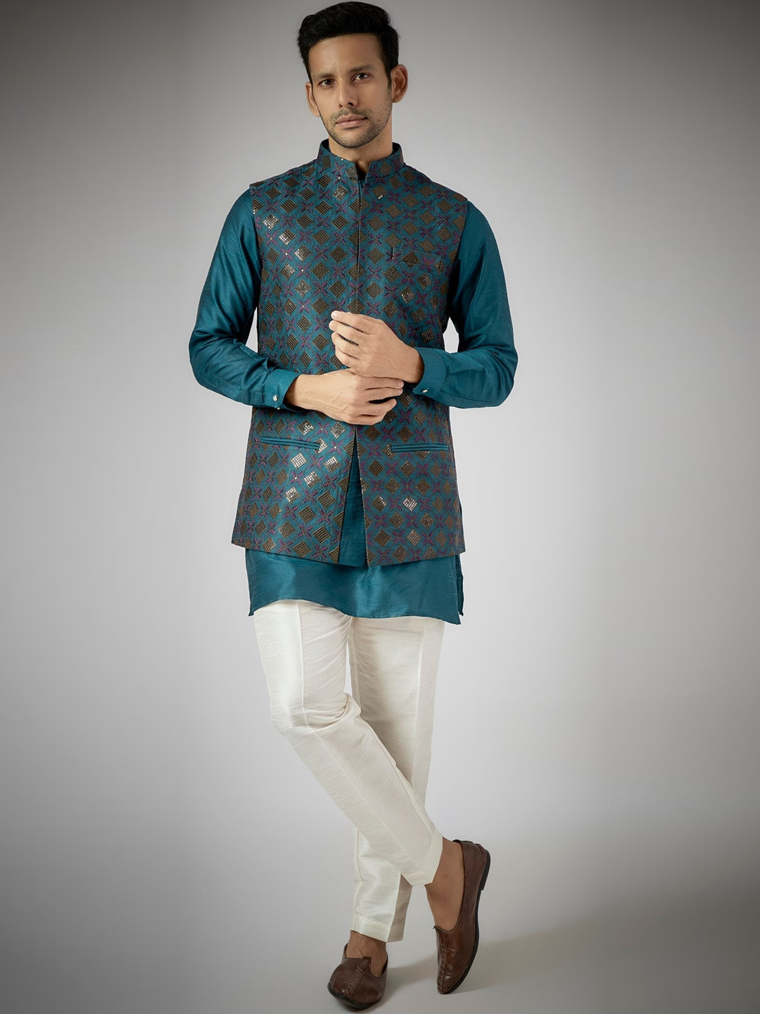 RNG Safawala Sequinned Thread Work Regular Kurta With Trousers & Nehru Jacket