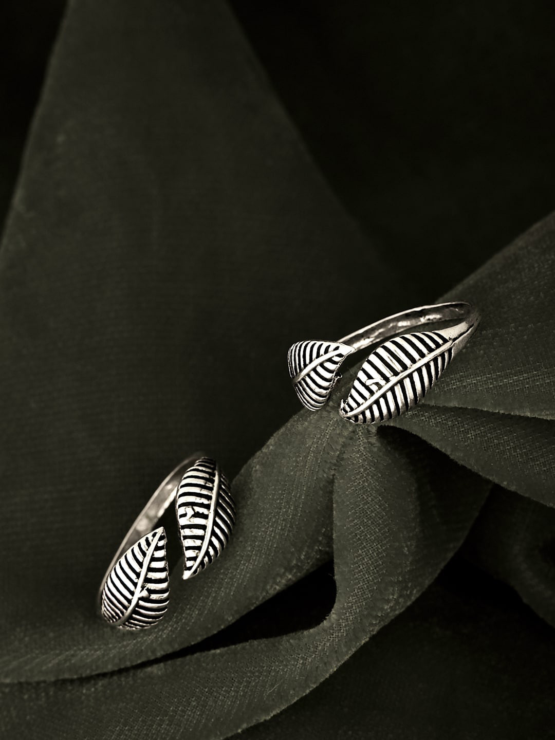 ATIBELLE Set Of 2 German Silver-Plated Leaf Shaped Textured Oxidised Toe Rings