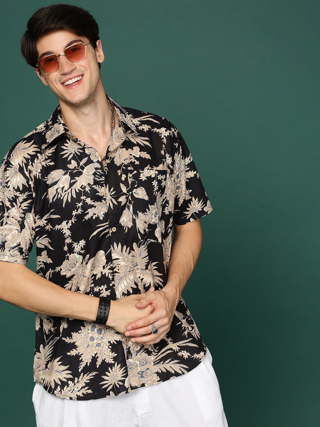 Sangria Black & Beige Modern Fit Floral Screen Printed Pure Cotton Casual Shirt