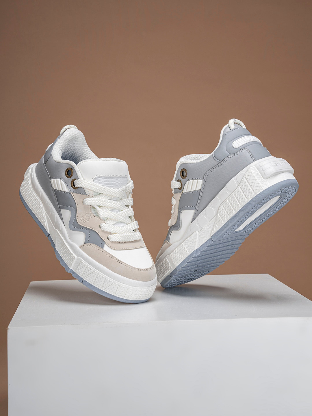 Red Tape Men Round Toe Sneakers