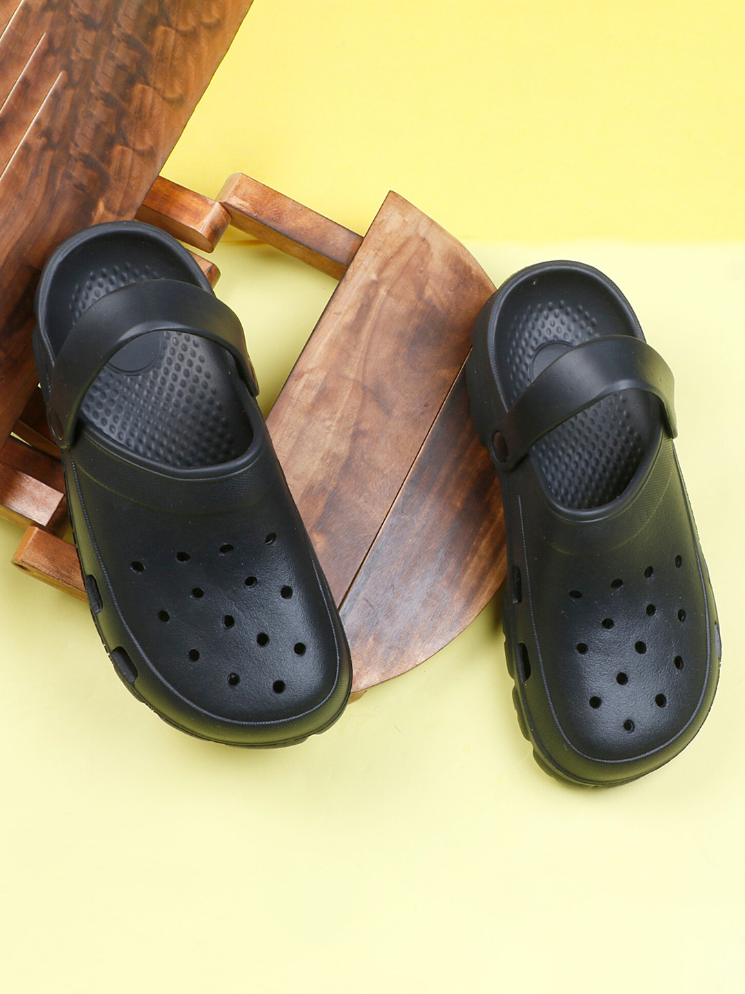 KRAASA Men Self Design Waterproof Clogs