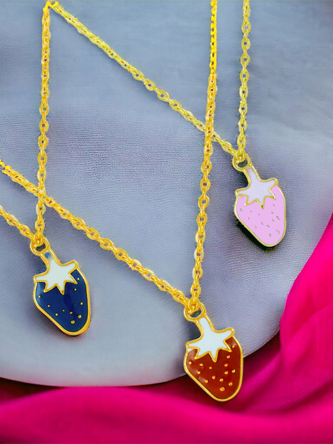 Okos Set of 3 Gold-Plated Pendant With Chain