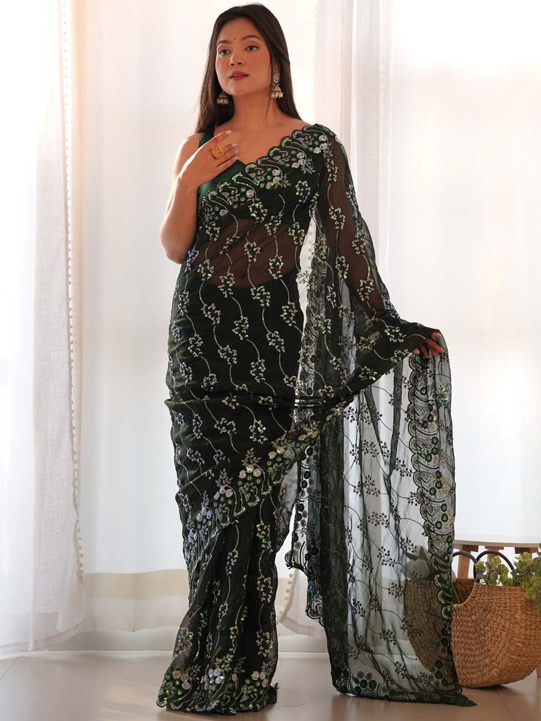 Munir Floral Sequinned Art Silk Saree