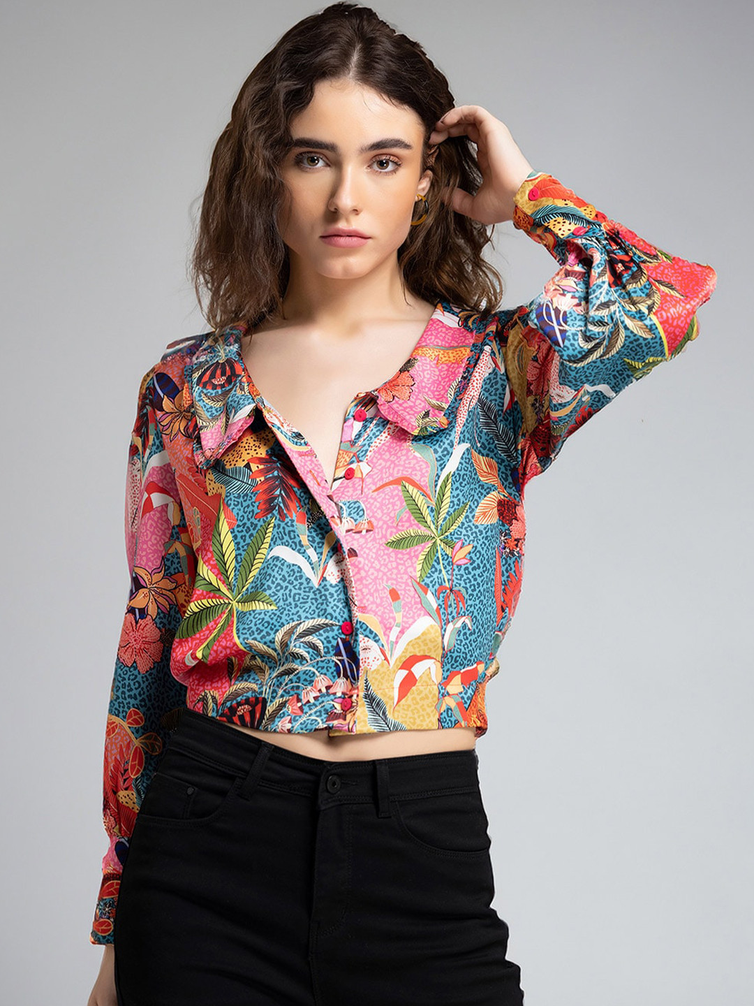 SHAYE Contemporary Floral Printed Peter Pan Collar Satin Crop Shirt