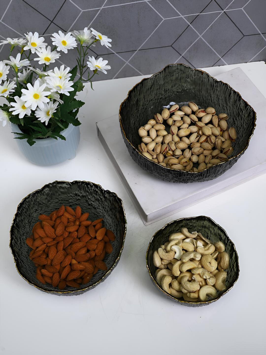 TAYHAA Set of 3 Hammered Pattern Black Glass Serving Bowls