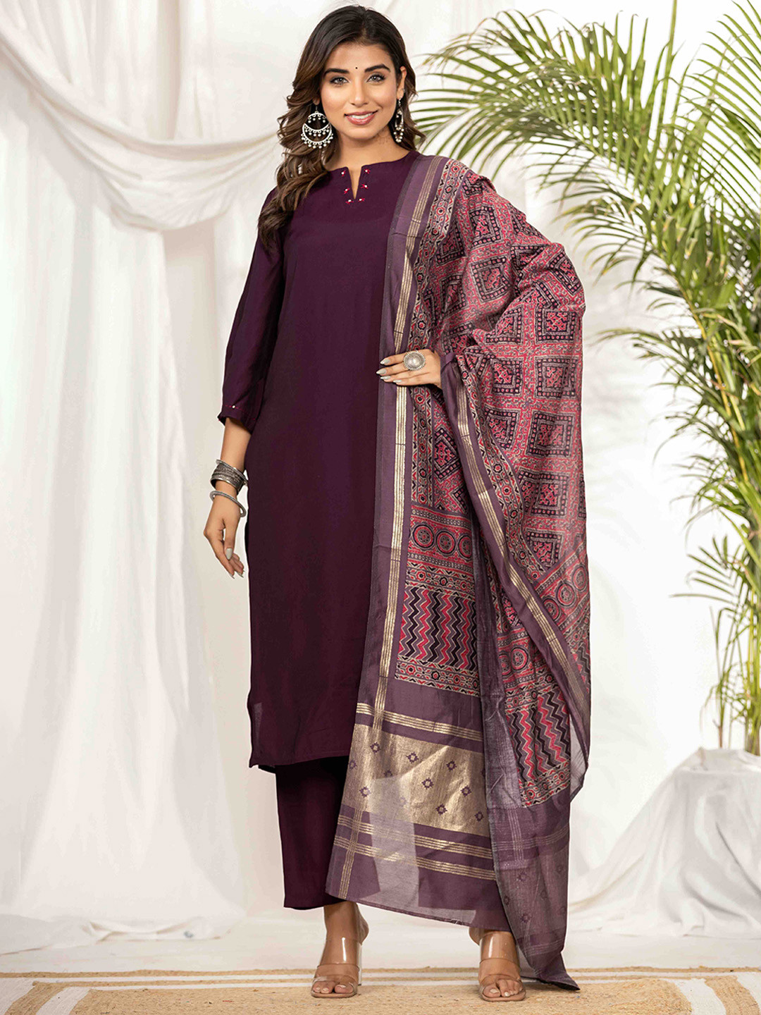 Do Dhaage Ethnic Motifs Boat Neck Straight Kurta with Trousers & Dupatta