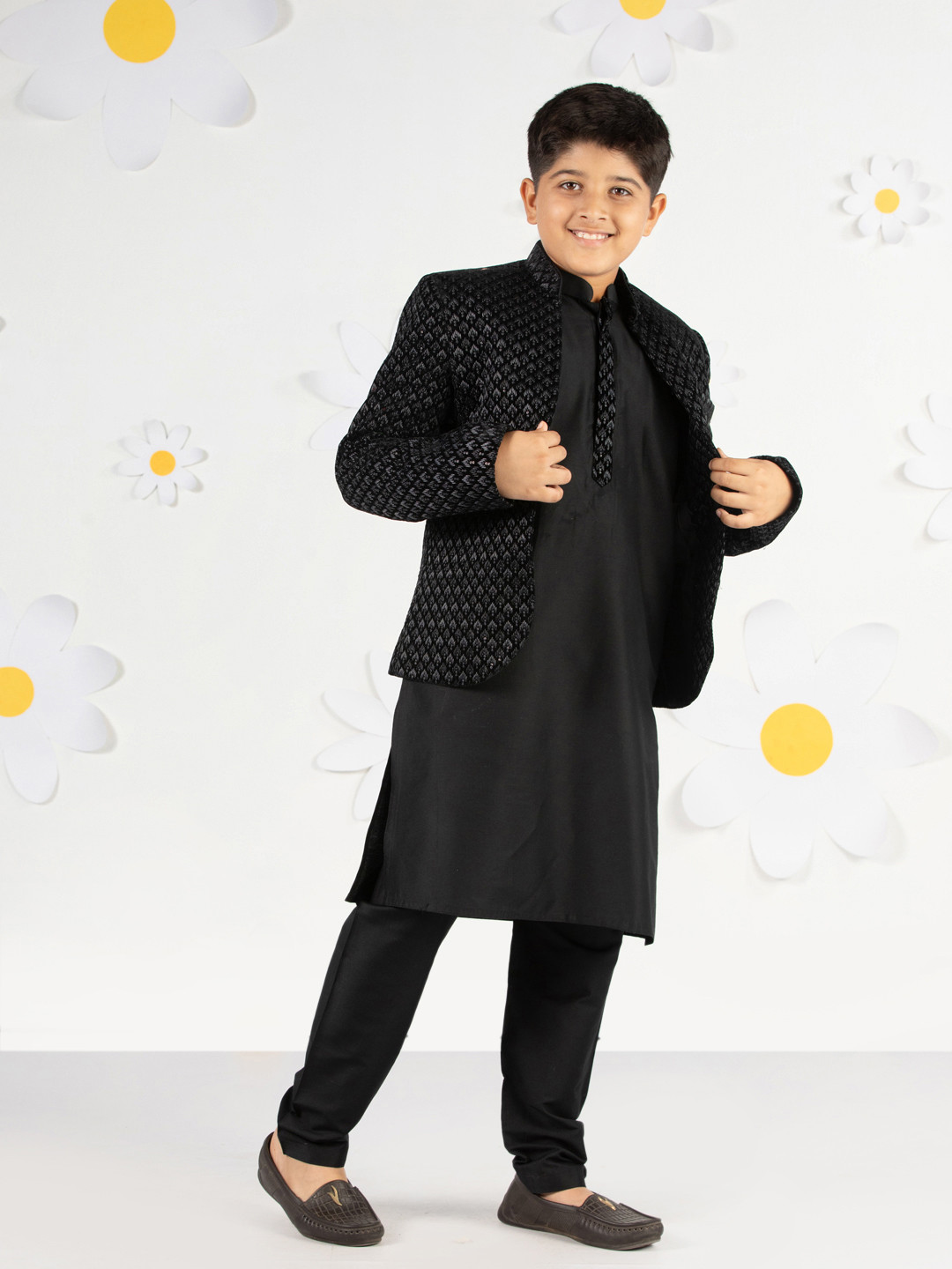 VASTRAMAY Boys Sequinned Straight Kurta With Pyjama With Jodhpuri Coat