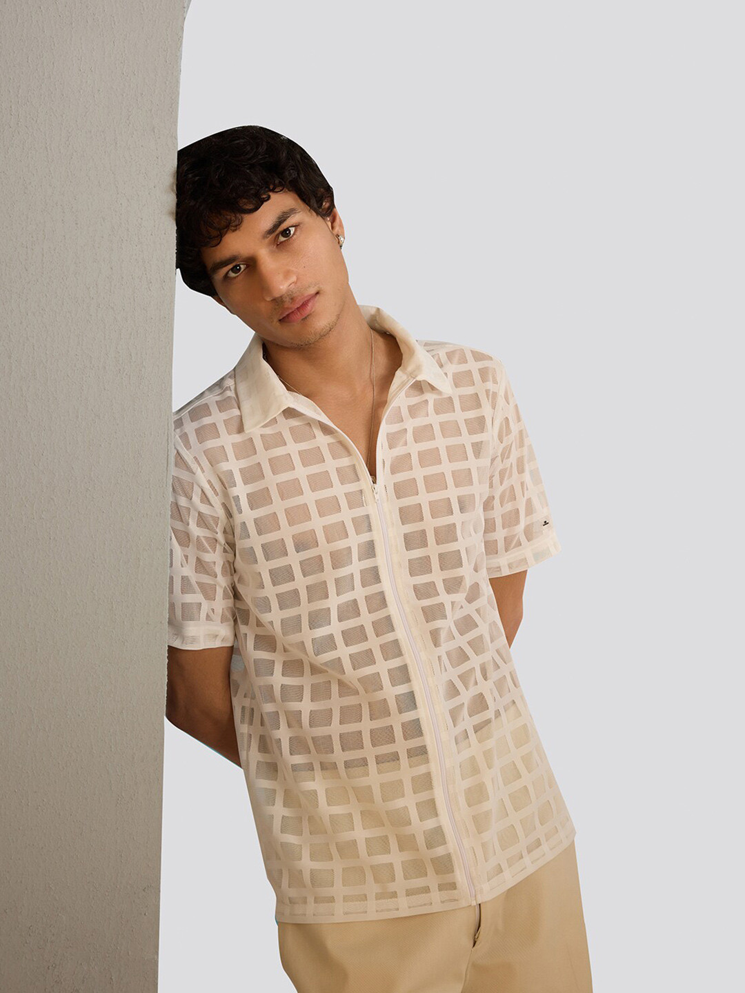 Muvazo Men RegularFit Comfort SheerChecked Casual Shirt