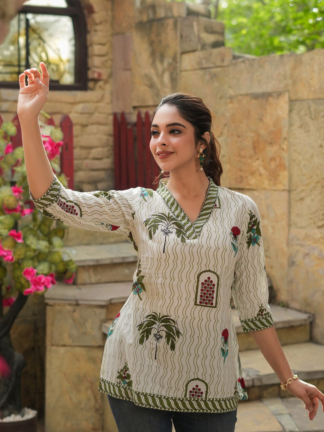 Rain & Rainbow Women's Ethnic Motifs Printed V-Neck Pure Cotton Kurti