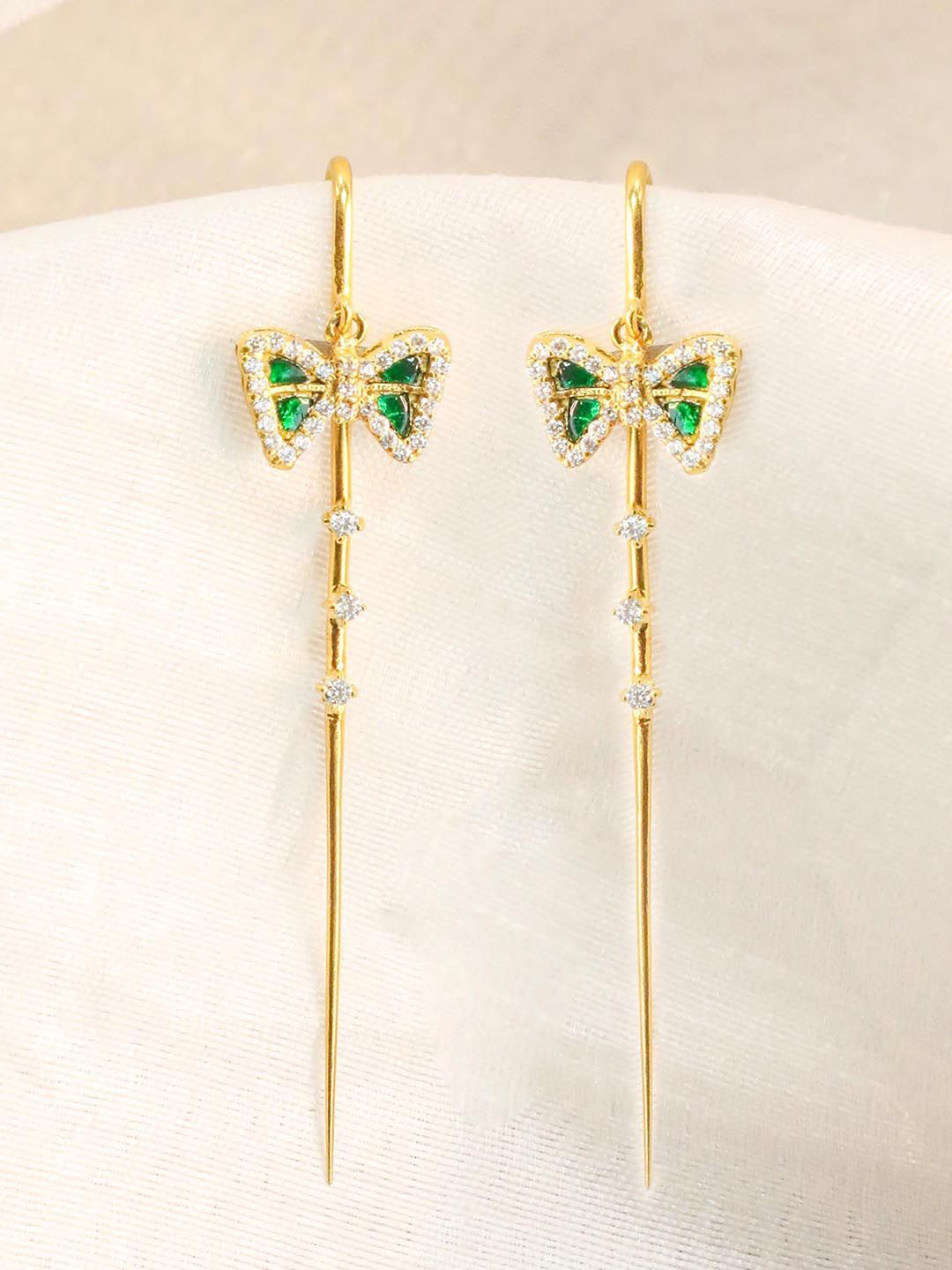 Unniyarcha Contemporary Needle Ear Cuff