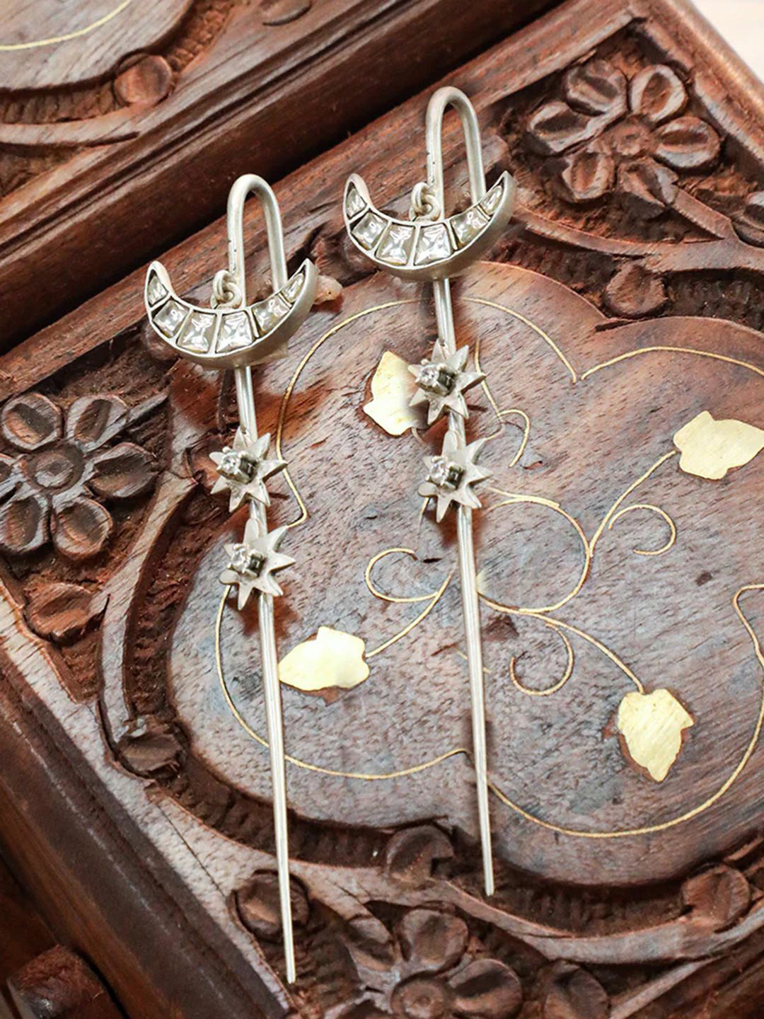 Unniyarcha Contemporary Artificial Stones Earcuff Earrings