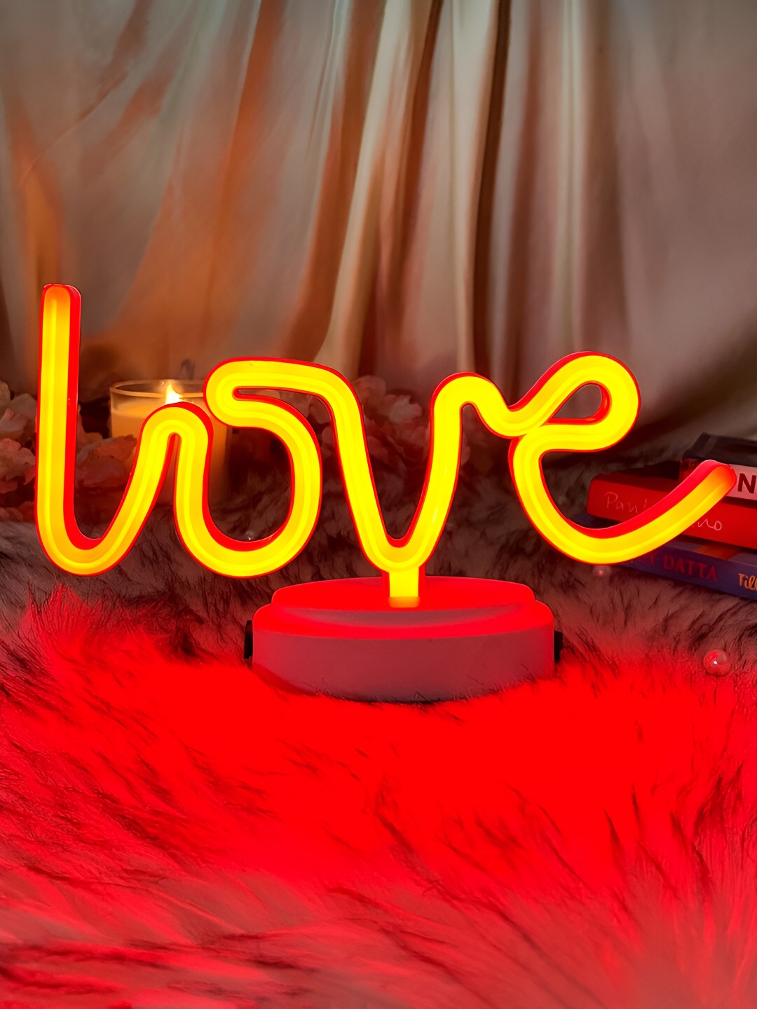 Giftii White Metal Abstract Shaped LED Table Lamp