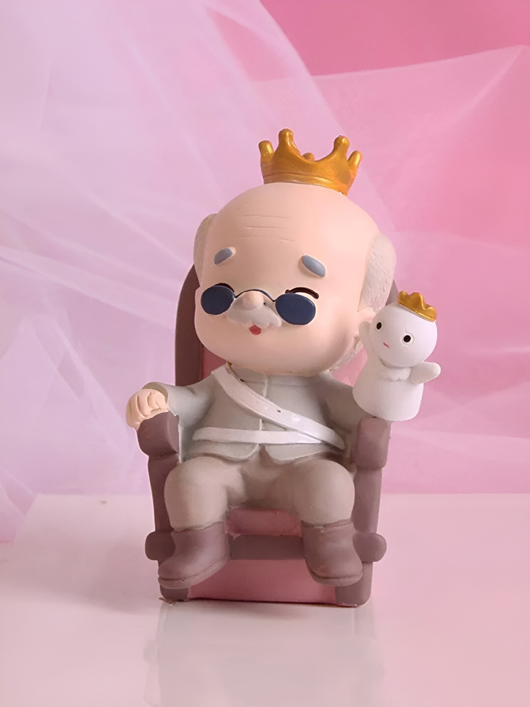 Giftii King Beige Polyresin Matte Living Room Tiny Showpiece - 3.5 Inches