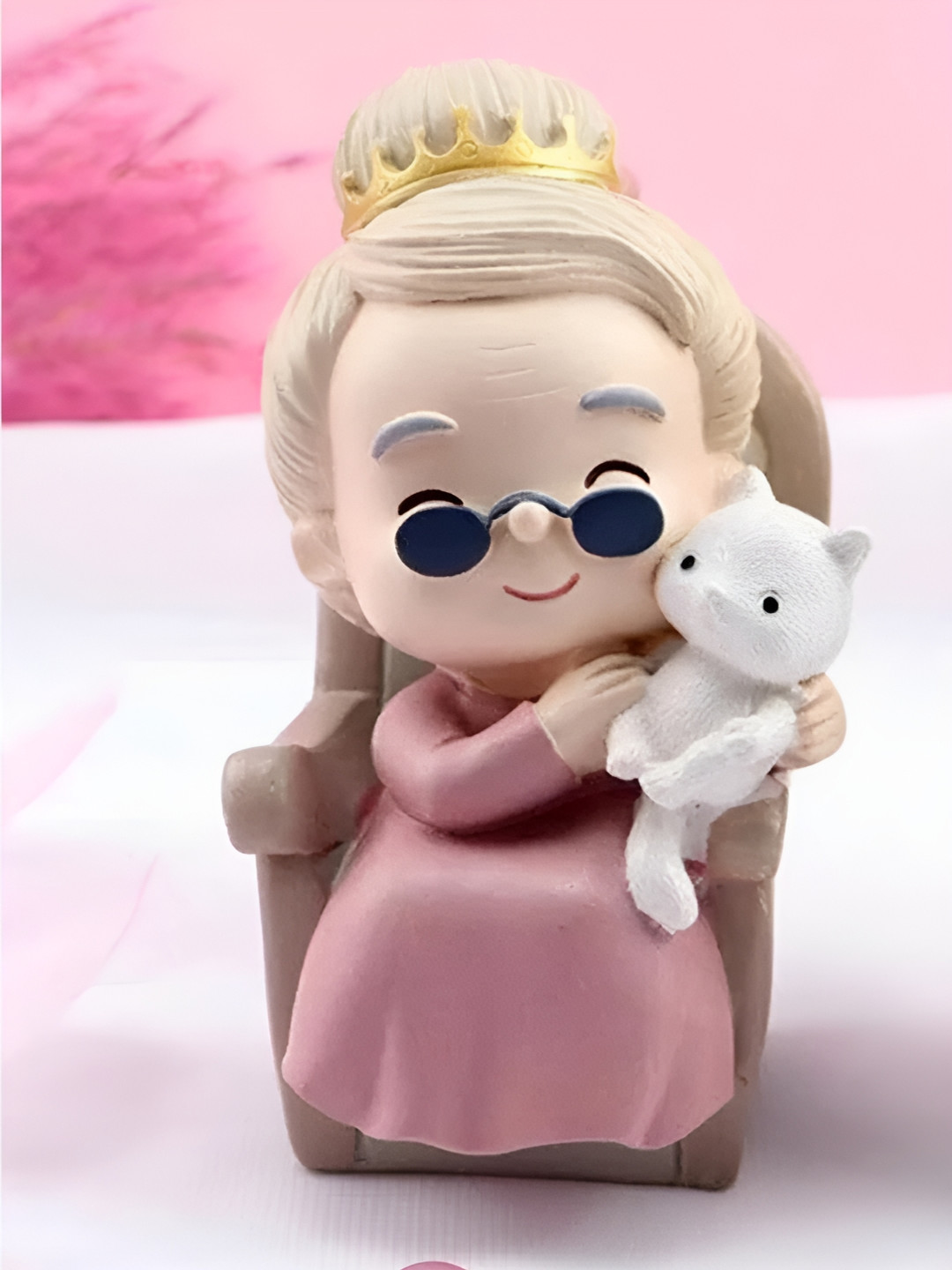 Giftii Queen Beige Polyresin Natural Living Room Small Showpiece - 3.5 Inches