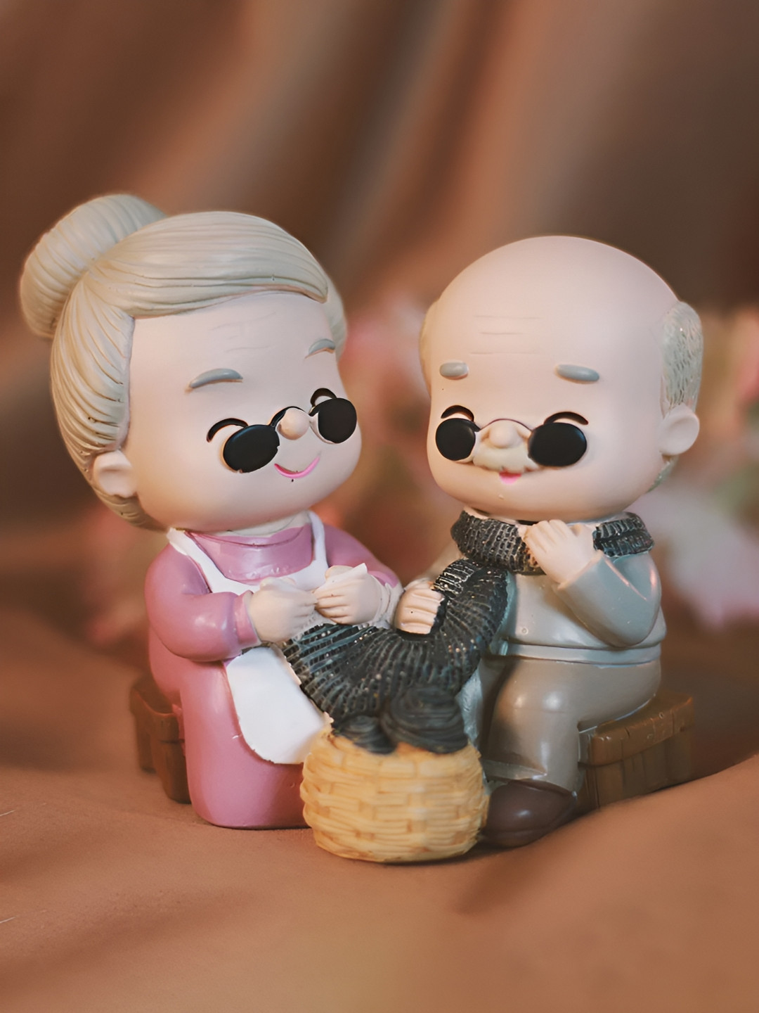 Giftii Cute Granny Knitting Muffler, Lovely Couple Pink Polyresin Matte Bedroom Tiny Showpiece - 4.3 Inches