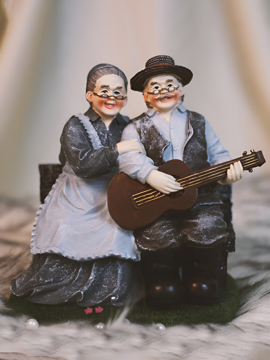 Giftii Old Couple with Guitar Black Resin Matte Living Room Small Showpiece - 5.1 Inches