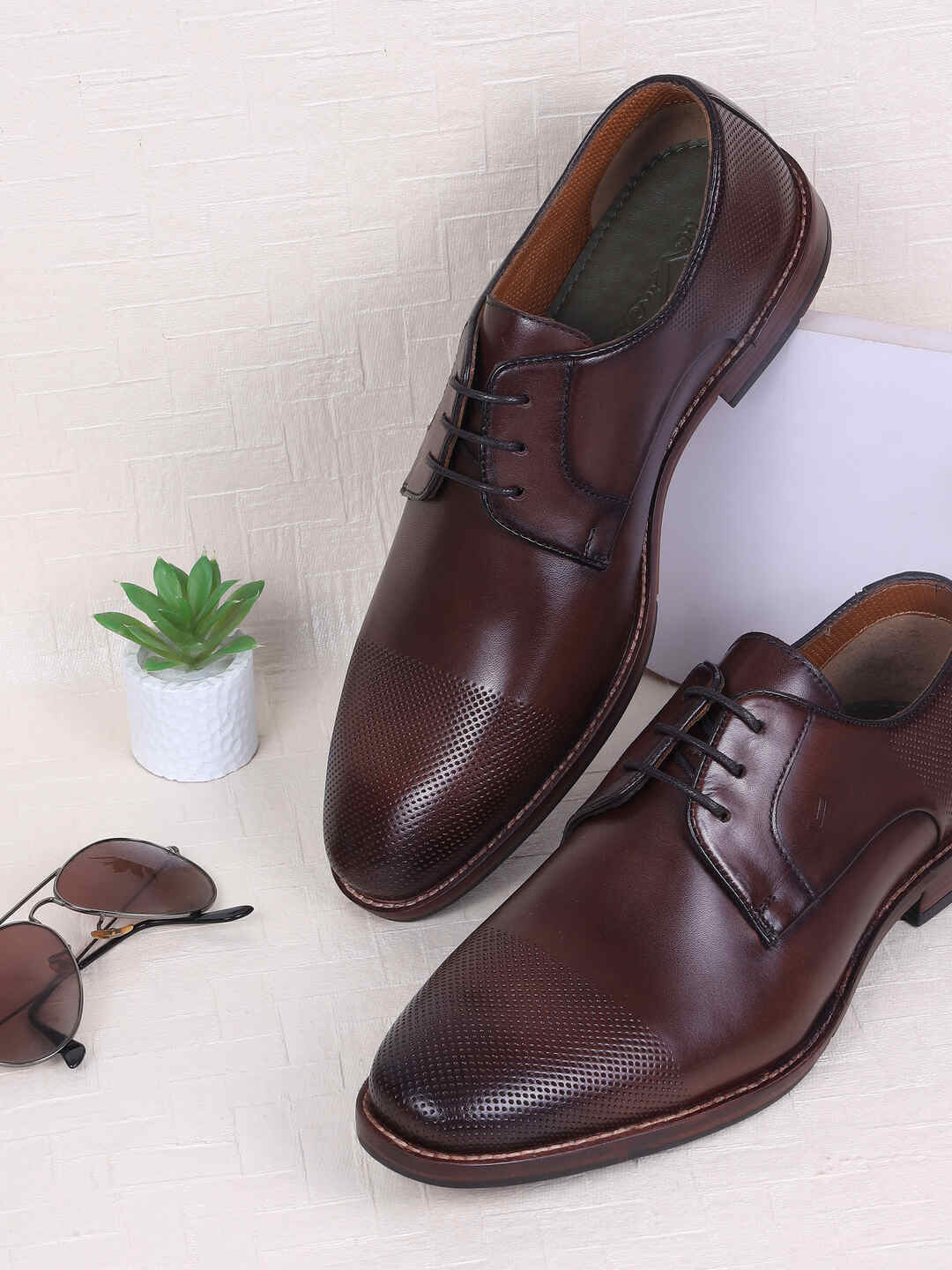 Metro Men Formal Textured Leather Derby Shoes