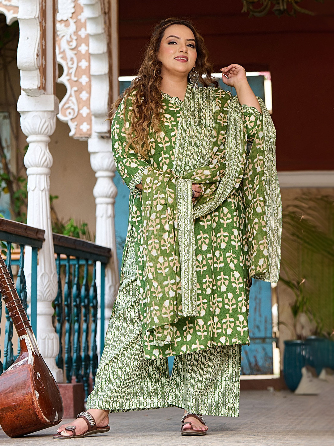 PrettyPlus by Desinoor.com V Neck Floral Printed Pure Cotton Kurta with Palazzo & Dupatta