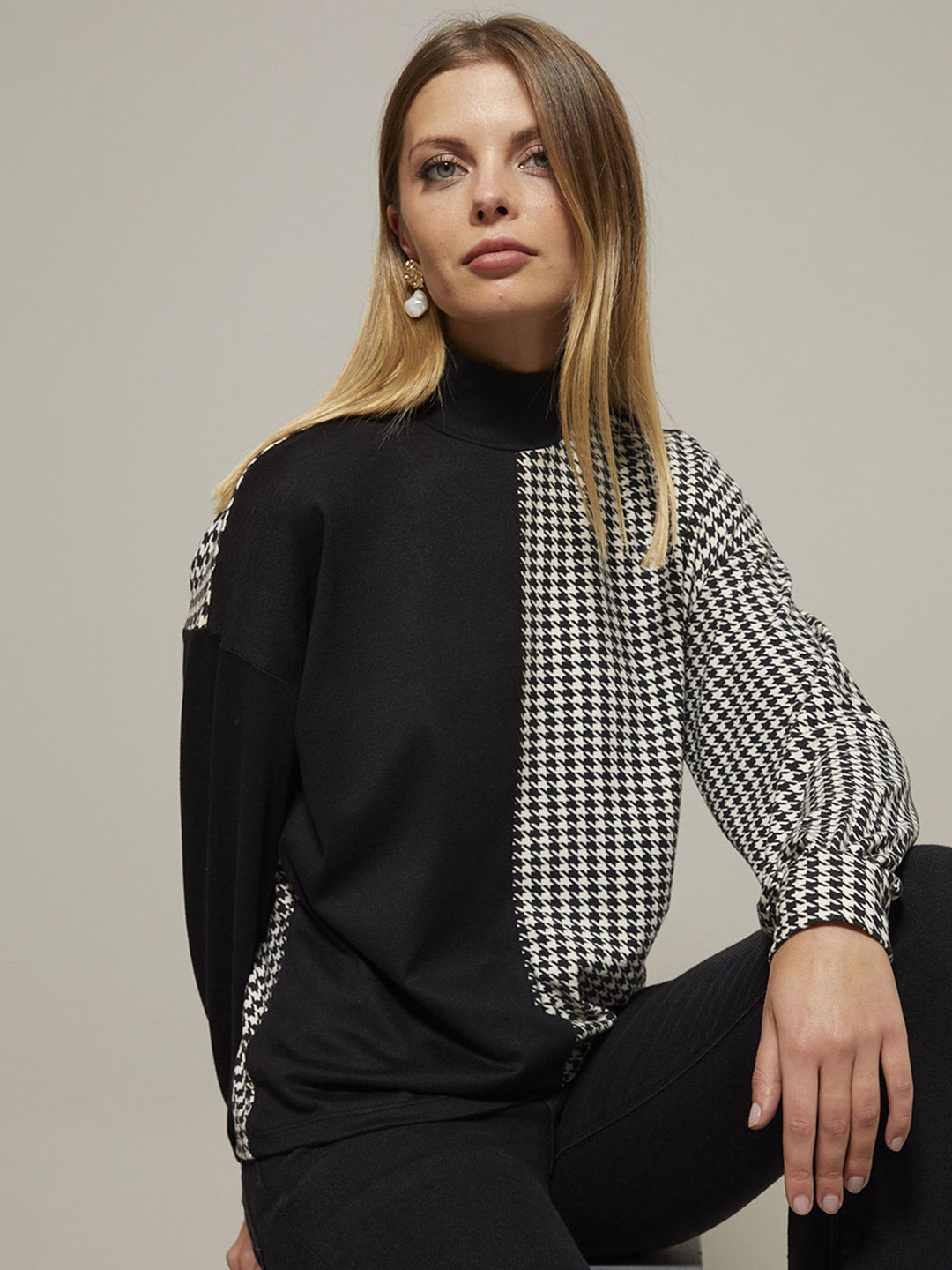 Cool & Sexy Checked High Neck Monochrome Top