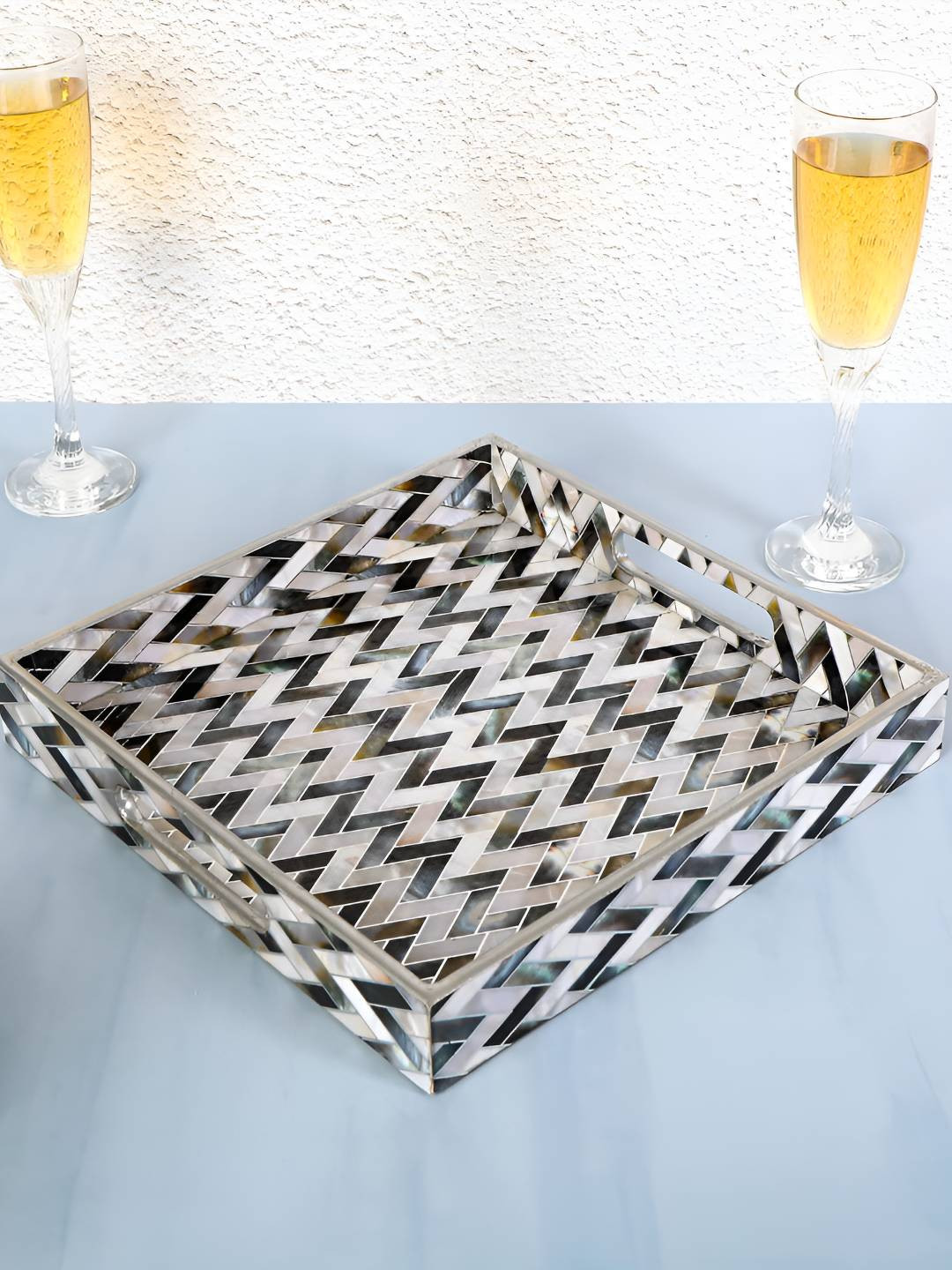 THE HOME CO. Zigzag Black and White Wood Serving Tray