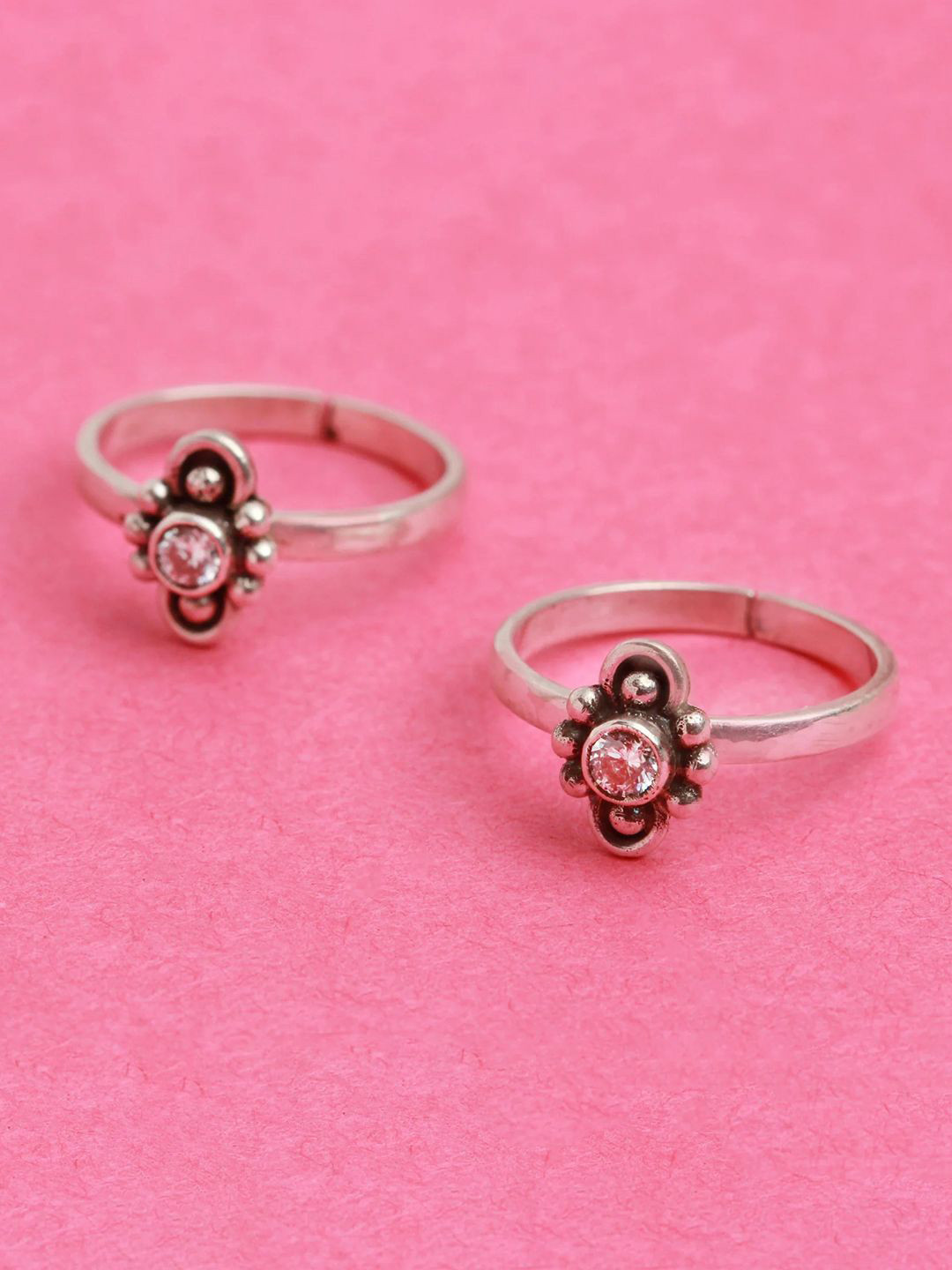 Unniyarcha Silver-Plated Little Flower Stone Toe Rings