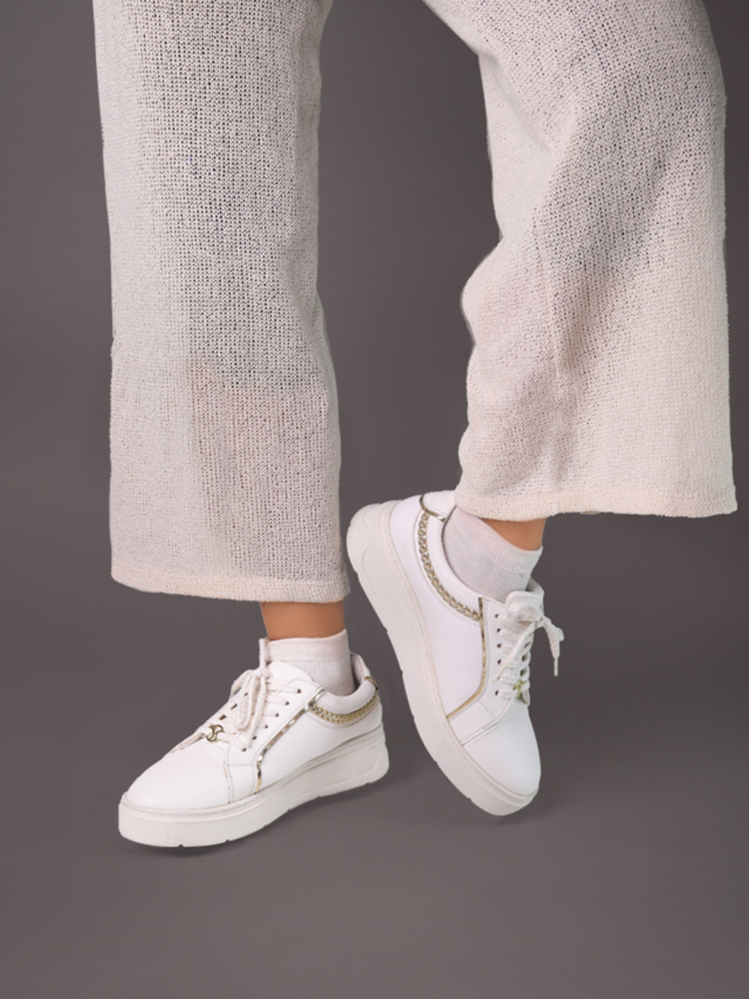 Monrow Round Toe Lace Up Sneakers