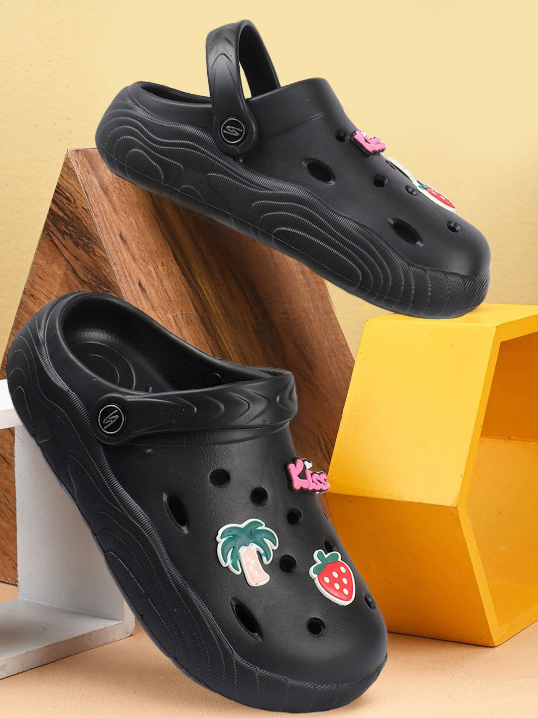 The Roadster Lifestyle Co. Women Black Self-Designed Clogs