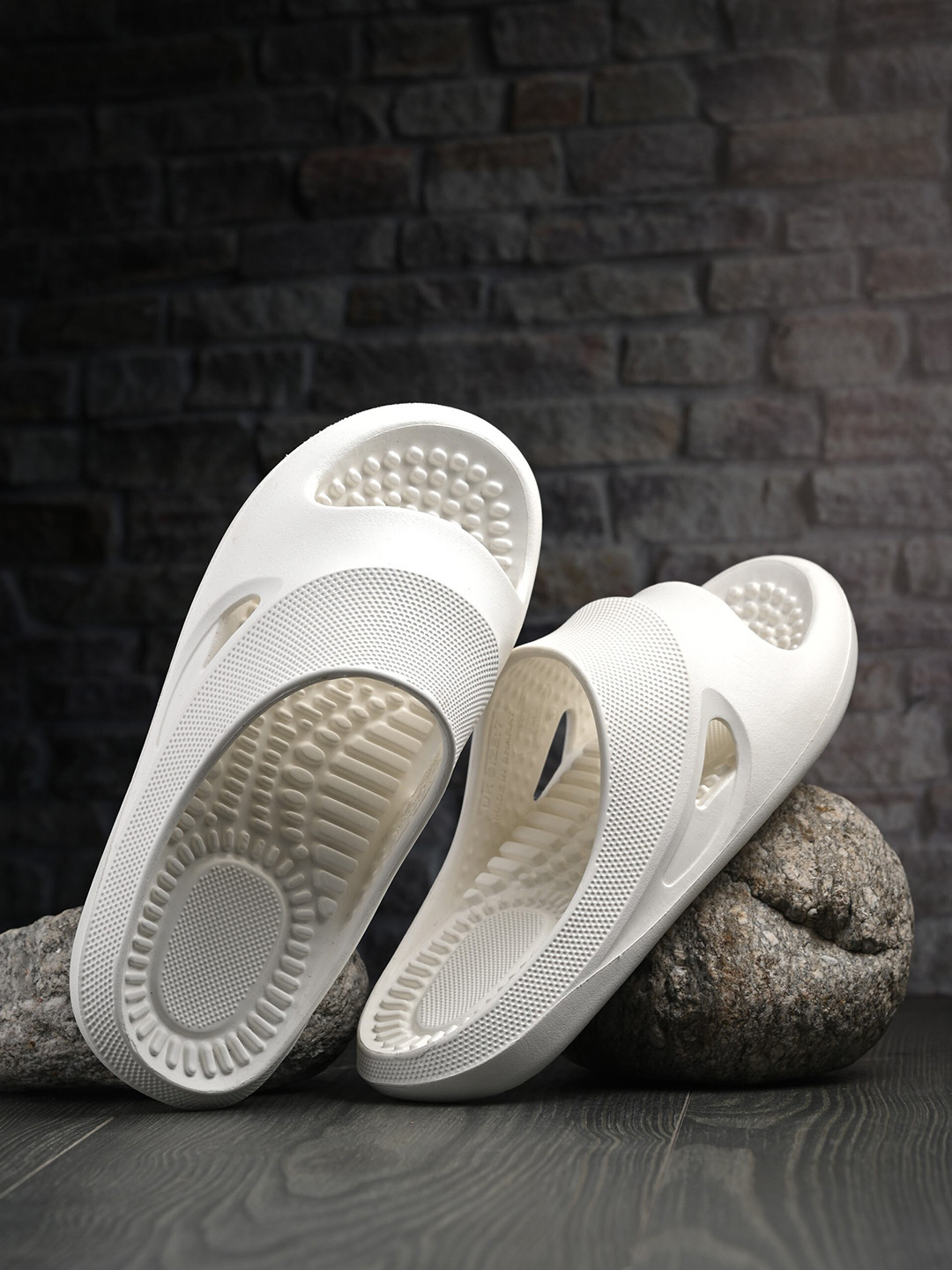 The Roadster Lifestyle Co. Men White Ortholite Comfortable Cushion Sliders