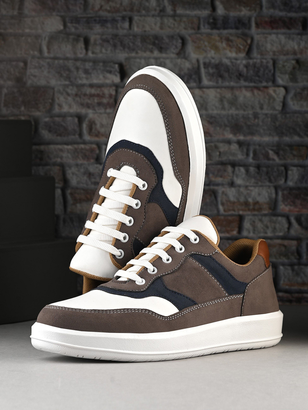 Roadster The Lifestyle Co. Men White Colourblocked Lightweight Shoes