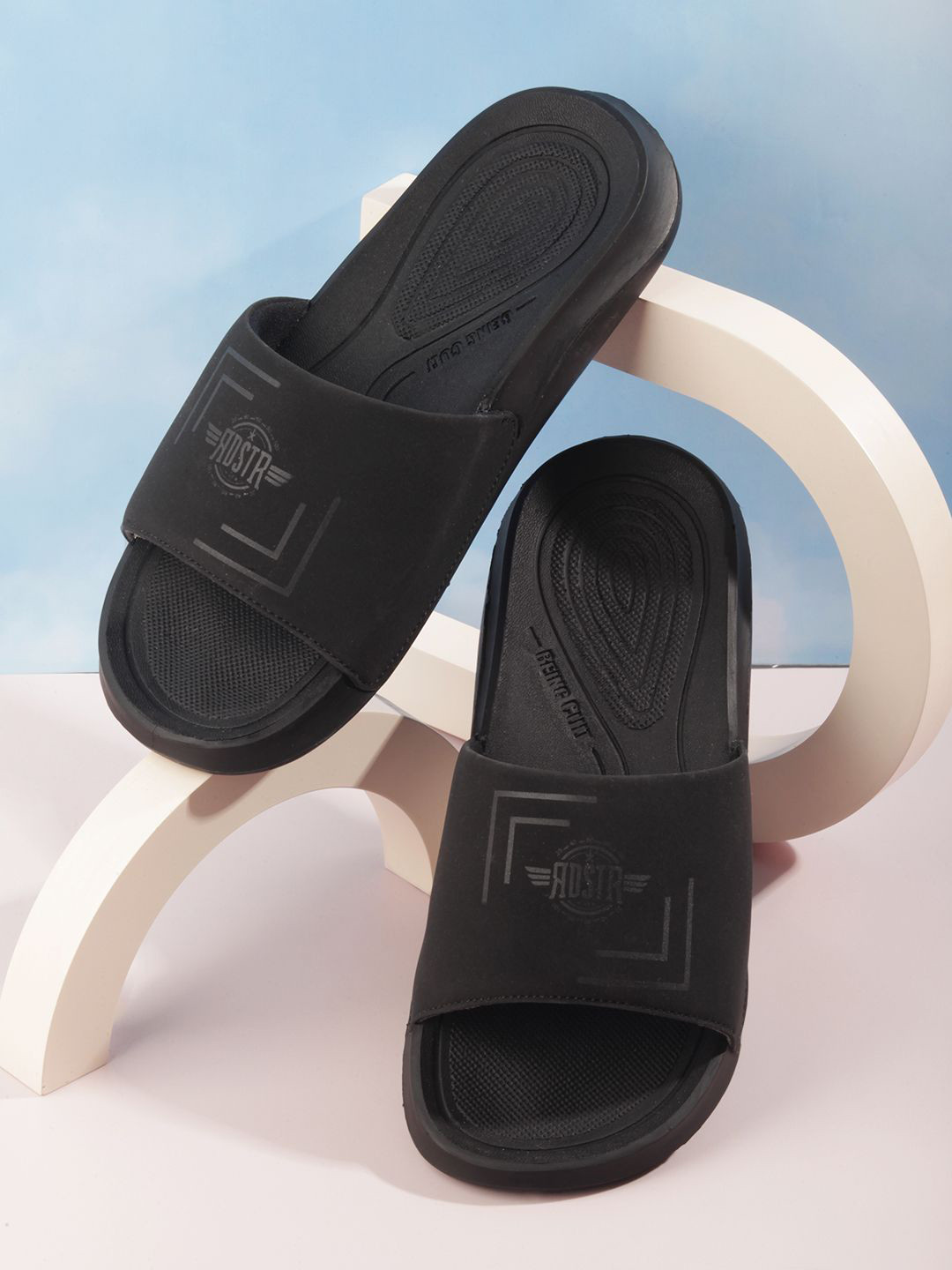 The Roadster Lifestyle Co. Men Printed Slider - Image 1