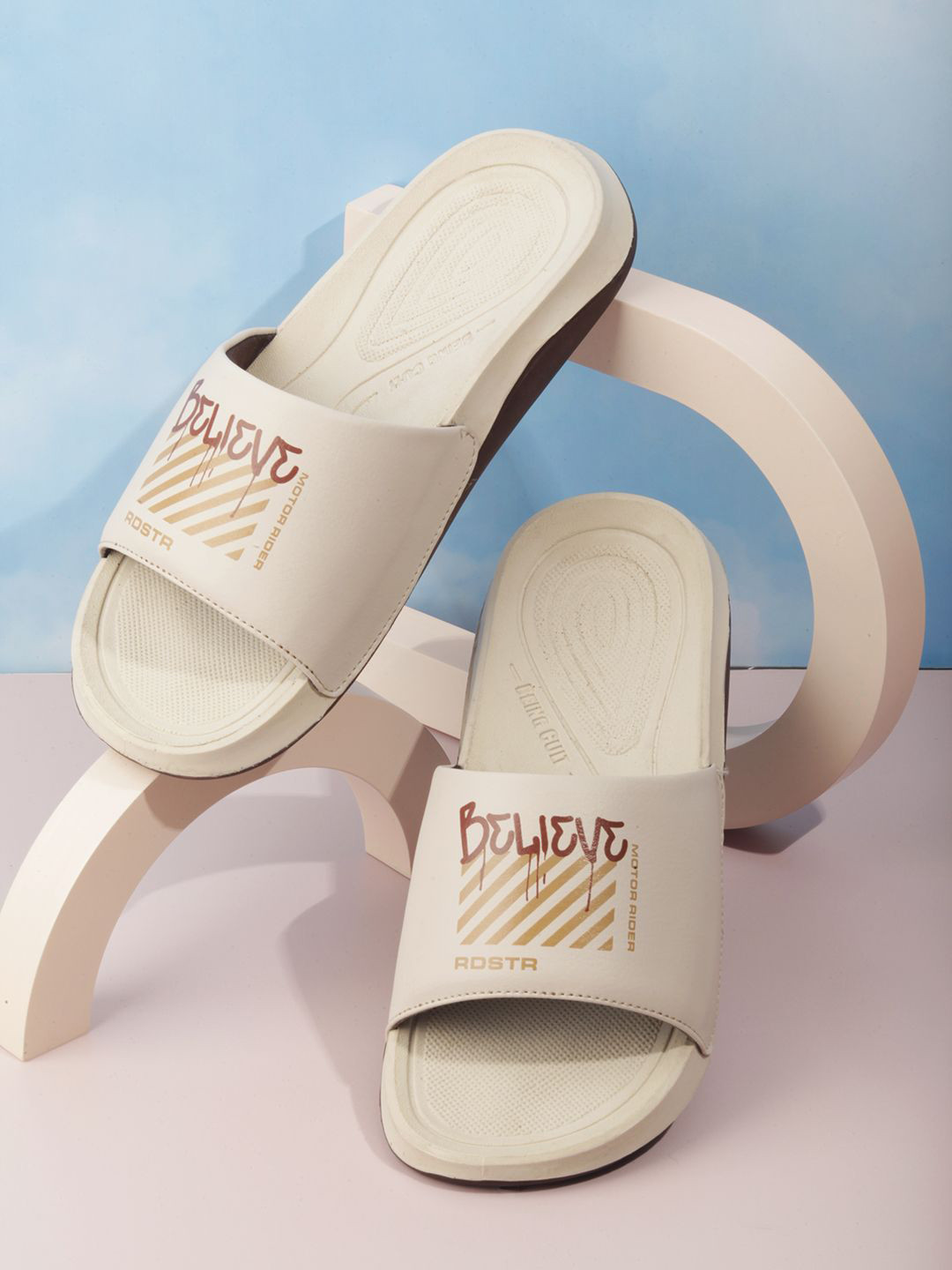 The Roadster Lifestyle Co. Men Beige Active Graphic Printed Slider