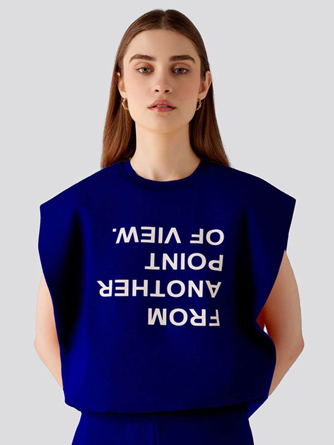 Muvazo Typography Printed Round Neck Top