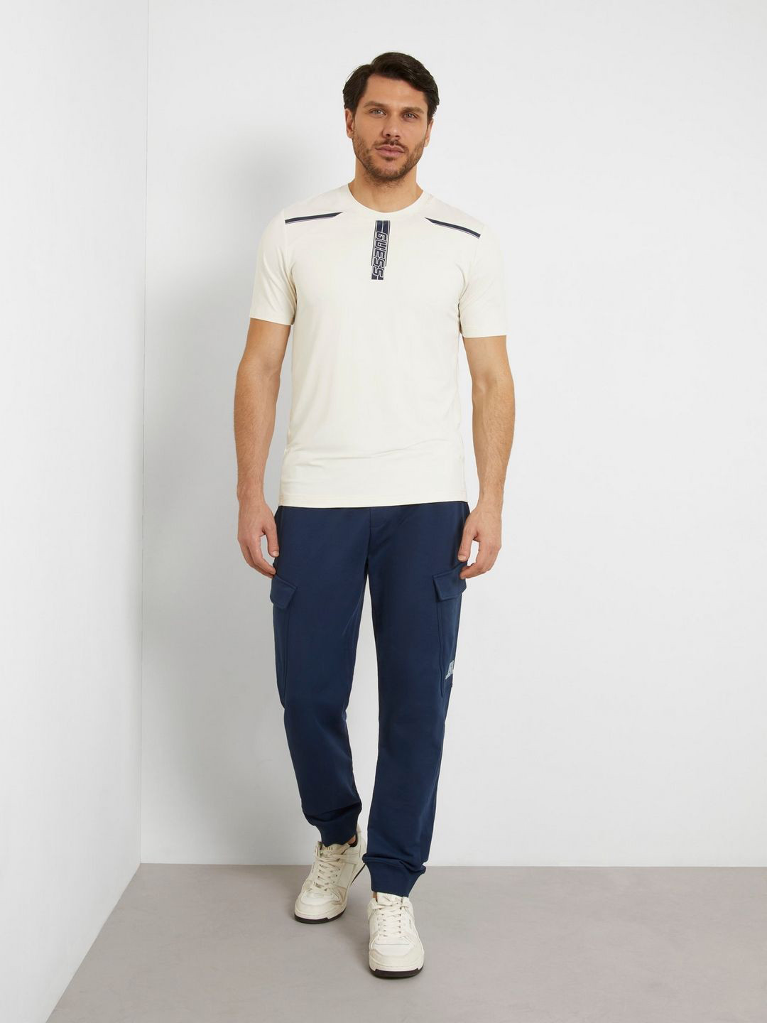 GUESS Men Round Neck Typographic T-shirt